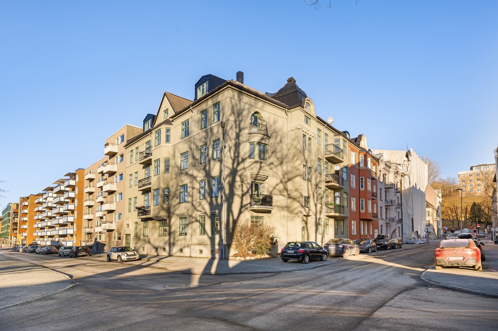 Her har man mulighet til å bo svært sentralt, men samtidig skjermet til. Gangavstand til "alt" man trenger i hverdagen - sentrum, butikker, flere store arbeidsplasser og flotte turstier rundt Nidelva. Galleribilde