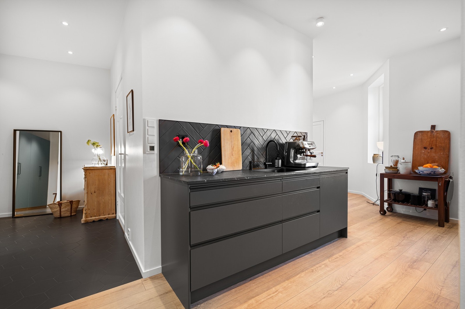 Kjøkkenet er fra kvalitetsleverandøren Drømmekjøkkenet, og alle forhold er vurdert til TG0/TG1 av takstmann. Foruten ventilator som har fått TG2 (kun pga. kullfilter, som fungerer som tiltenkt). Galleribilde