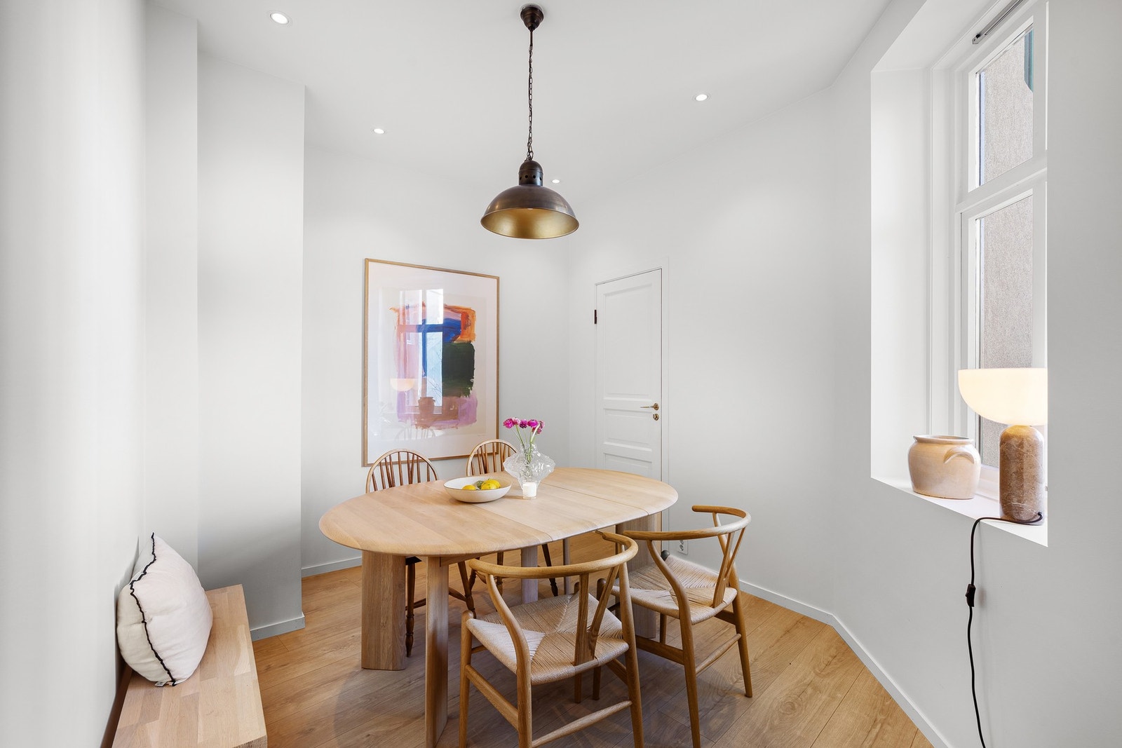 Kjøkkenet og spisestua vender også ut mot sameiets bakgård - ut mot roligere og grønne omgivelser, med trær og busker på sommerstid. Døren fører ut felles trapperom, egen "kjøkkeninngang, som er vanlig i eldre bygårder. Galleribilde