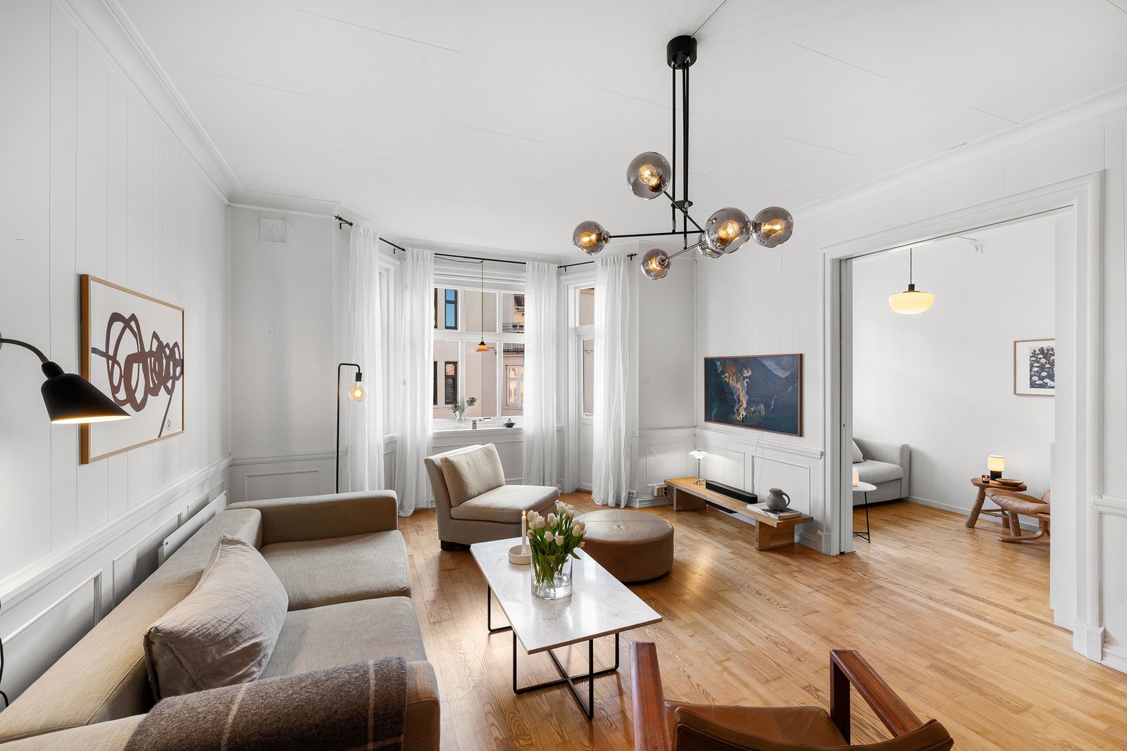 Fantastisk stue med en herlig takhøyde - hele 2,9 m under taket. Dette rommet er nok på mange måter selve "hjertet" i leiligheten. Galleribilde