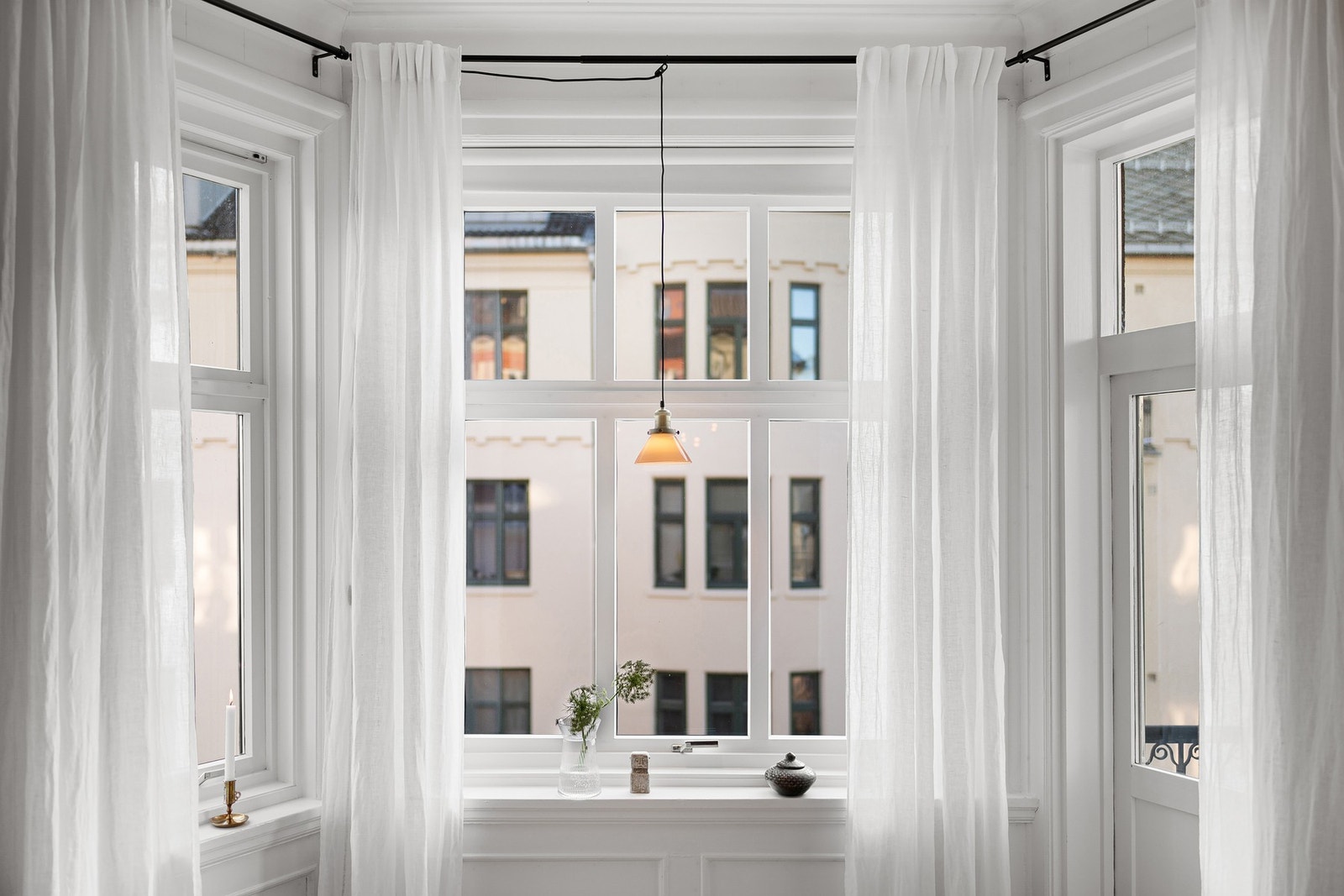 Flott vindusparti i stua med den karakteristiske karnappen - vindusglassene her er skiftet ut i 2015. Galleribilde