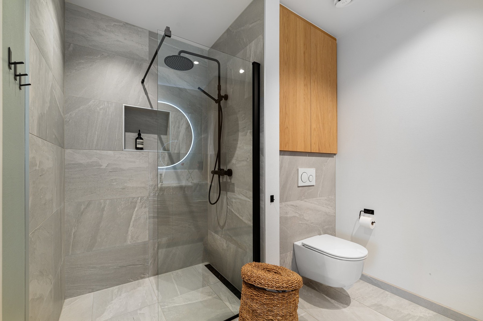 Badet er vurdert til TG0/TG1 ifølge takstmann. Pen dusjnisje med innfelt hylle i dusjssonen. Ekstra oppbevaringsplass i skap over toalettet. Galleribilde