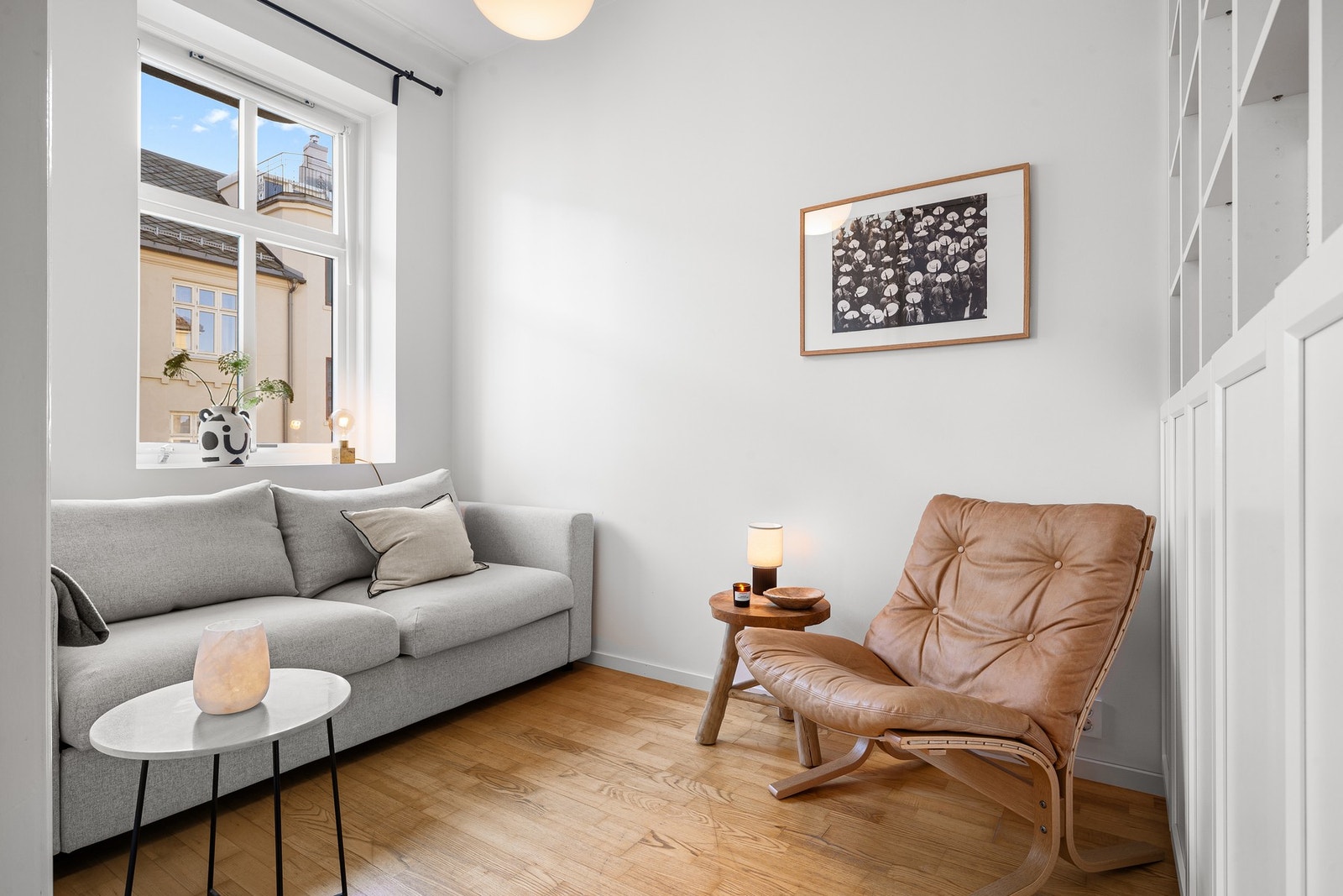 Dette rommet ligger vegg-i-vegg med stua - leilighetens andre soverom. Dagens eiere har benyttet rommet som en stue 2/bibliotek. Galleribilde