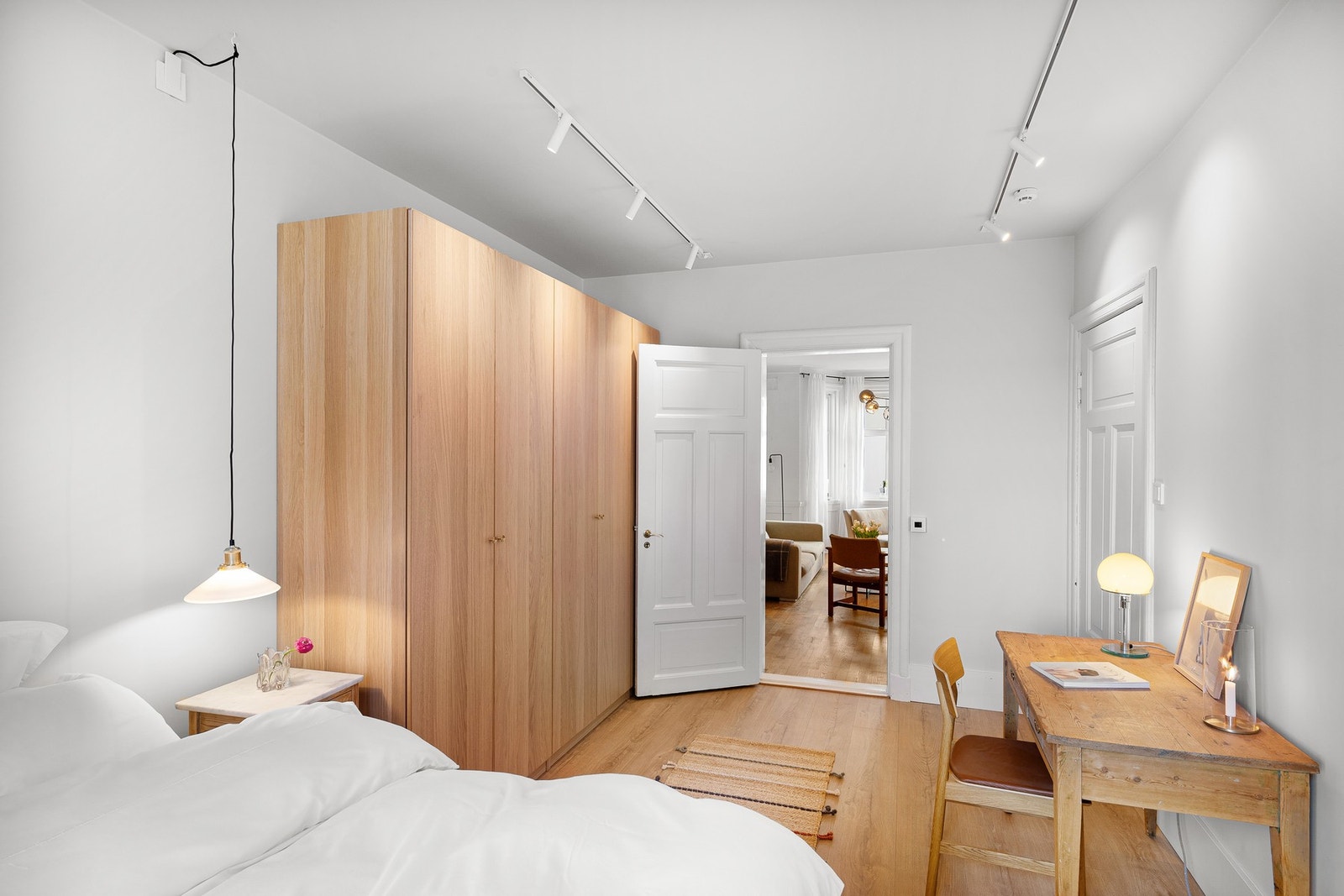 Soverommet vender ut mot en rolig bakgård. Her har man mer enn god nok plass til en stor og god dobbeltseng, store garderobeskap m.m. Galleribilde