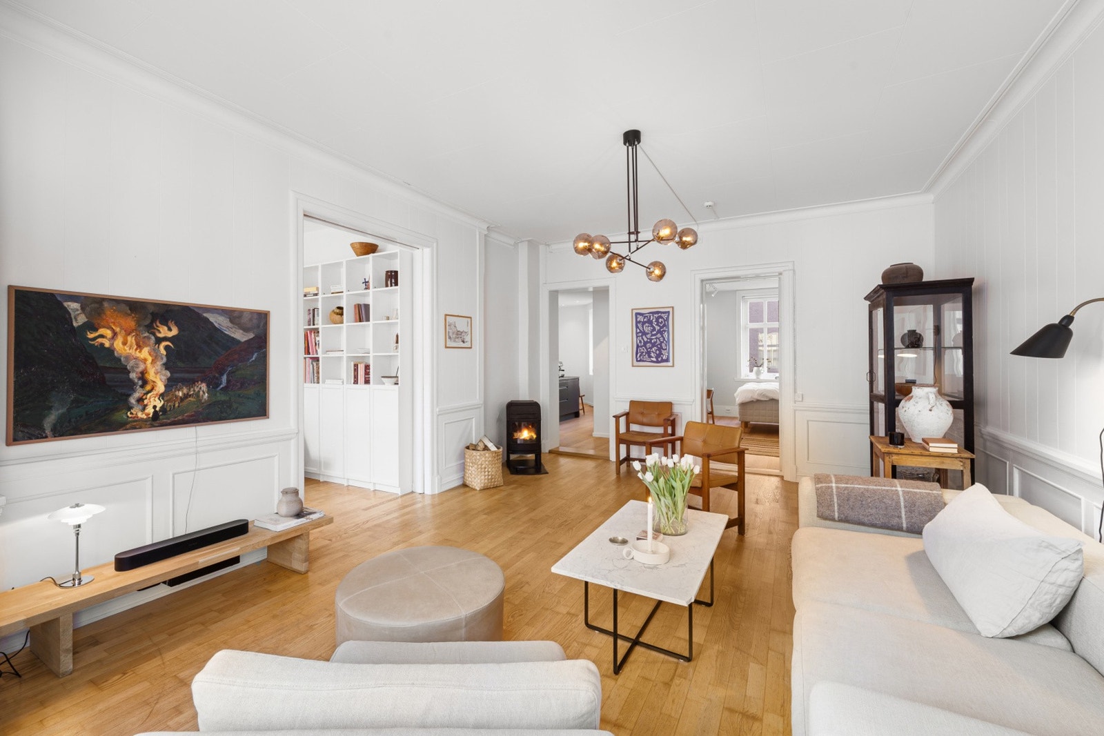 Velkommen til Magnus den Godes gate 8! En nydelig selveierleilighet med både karakter og fin standard. En lun og god atmosfære er gjennomgående i hele leiligheten. Galleribilde