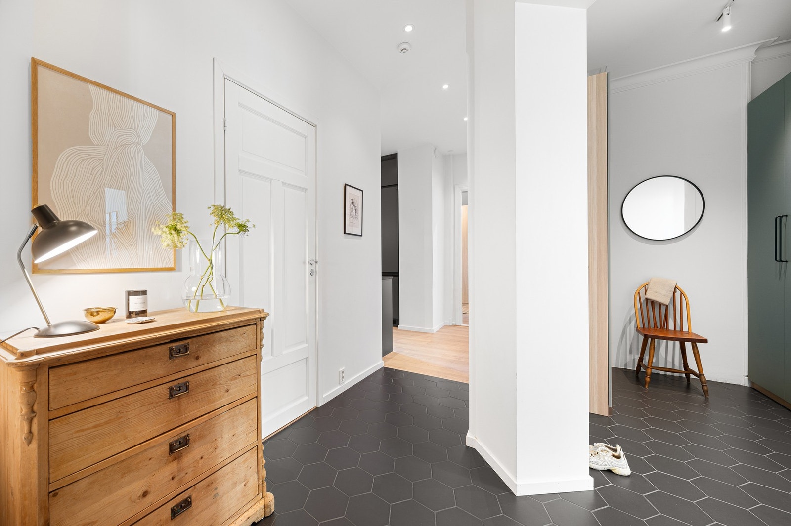 Romslig og luftig gang mellom kjøkken og entré. Her har man også varme i gulv. Galleribilde