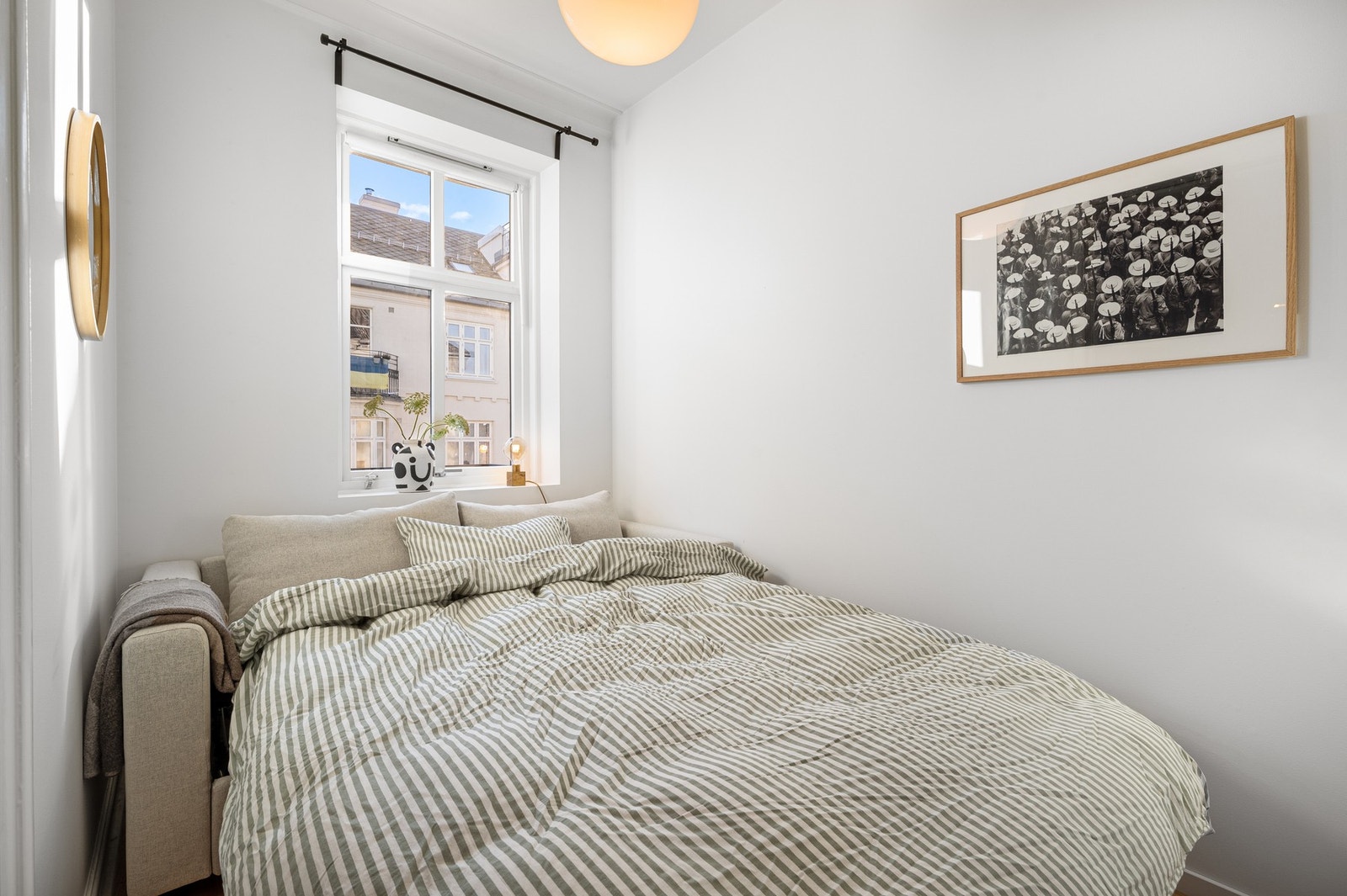 Praktisk med sovesofa på dette rommet - slik at man ved besøk kan bruke rommet som et soverom. Galleribilde