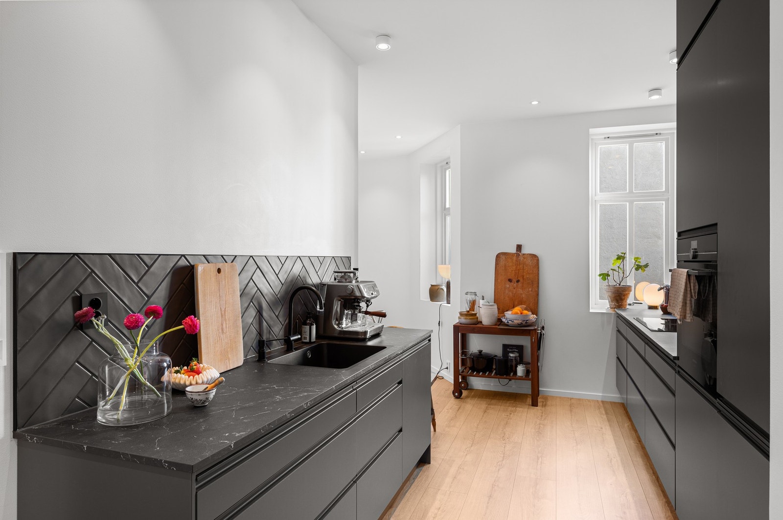 Alle hvitevarer er også integrerte. Ifm. med oppussingen av kjøkkenet ble det også lagt varme i gulv, samt nye gulv og oppussing av overflater. Galleribilde