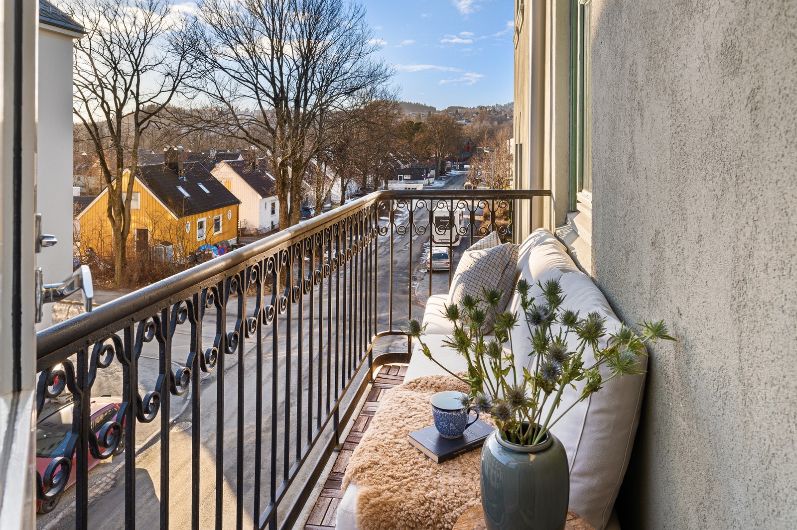 Her har man sol fra ca. 09:30-17:30 på sommerstid. Balkongene ble i 2021 restaurert i regi av sameiet. Samtidig ble også fasaden malt. Galleribilde