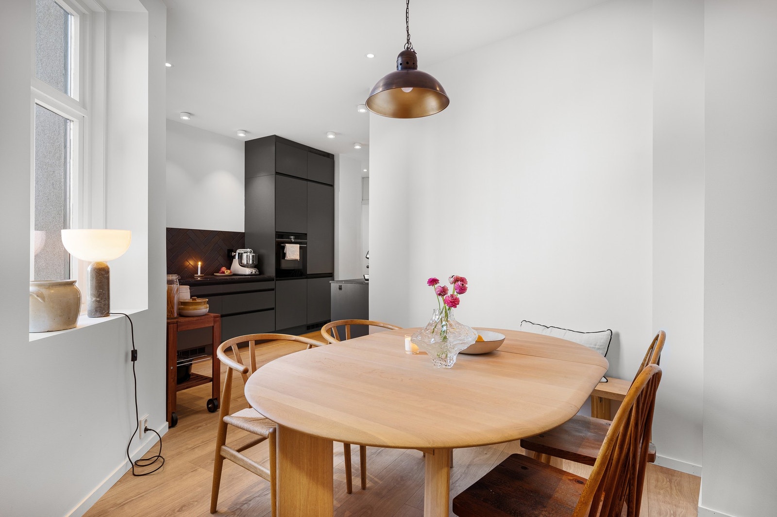 Herlig og skjermet spisestue - kjøkken og spisestue måler hele 21,9m². Galleribilde