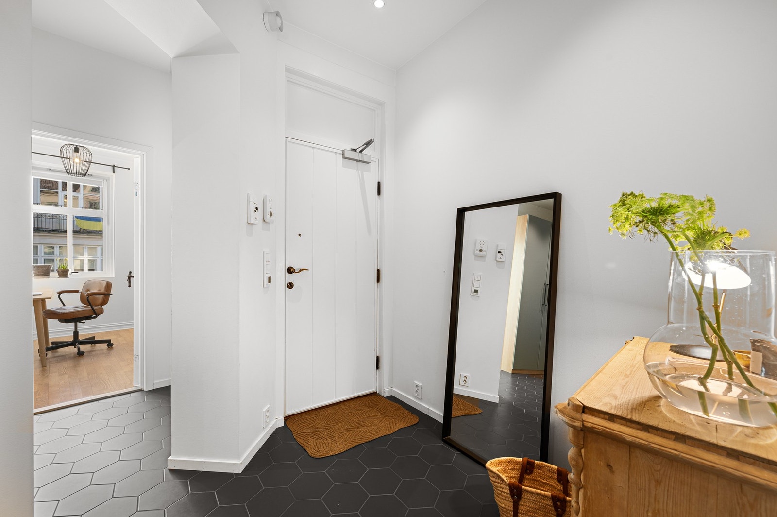 Entré sett mot leilighetens tredje soverom og ytterdør. Et fantastisk inntrykk av boligen allerede idet man kommer inn inngangsdøren. Porttelefon på vegg for å åpne ytterdør ved besøk. Galleribilde