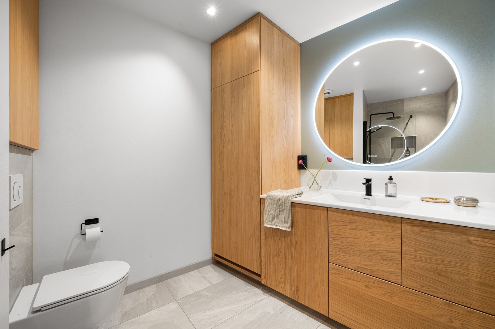 Flott og delikat bad - også pusset opp i 2021 av innleide fagfolk. Spesialtilpasset baderomsinnredning i eik, levert av Byåsen Trevare. Praktisk høyskap som skjuler vaskemaskinen. Galleribilde