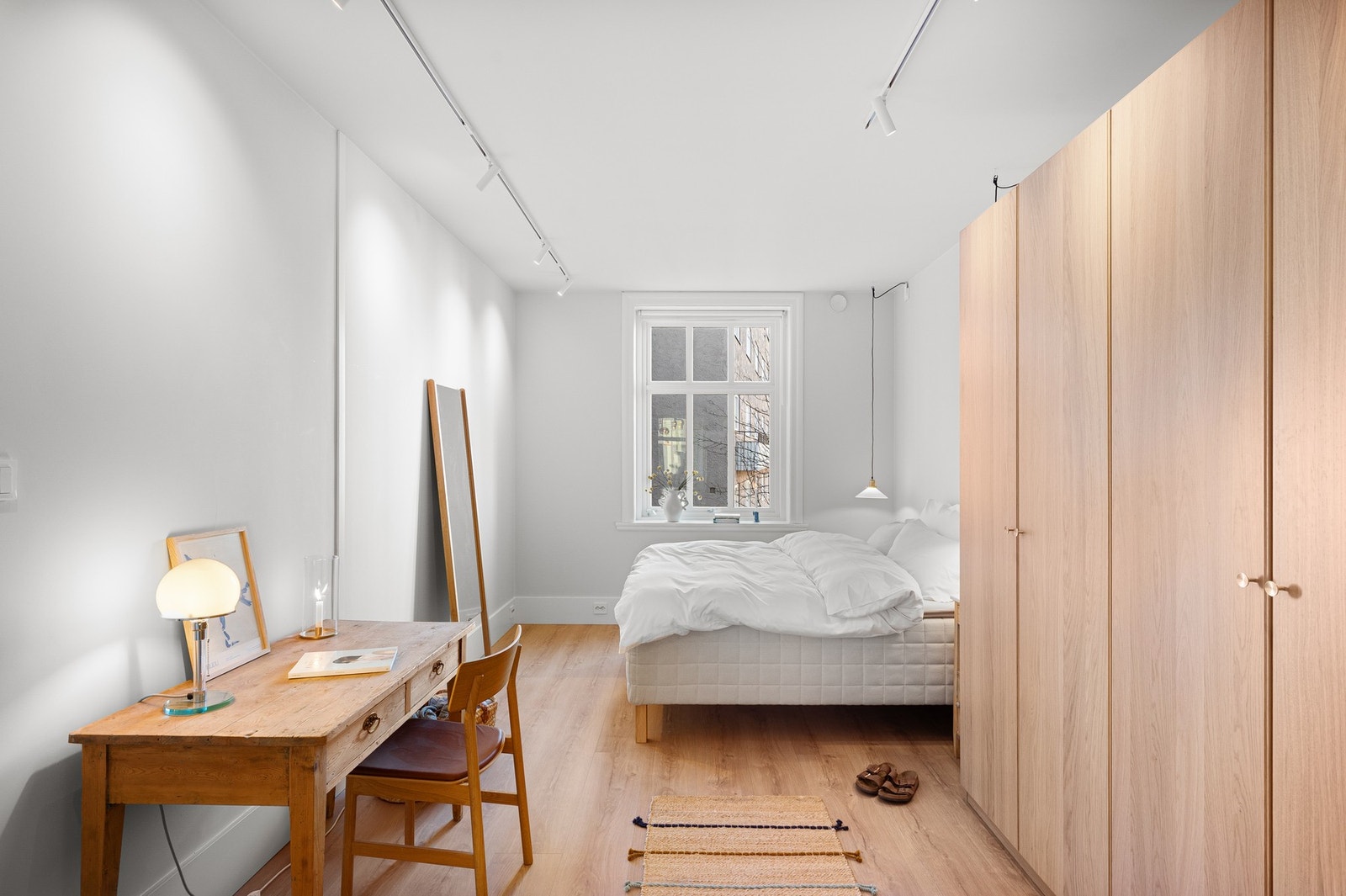 Hovedsoverommet er av en meget god størrelse, og måler hele 17m². Dette har også blitt pusset opp i 2022 - det ble bl.a. lagt varme i gulvet, nye gulv, samt nye overflater på vegger og i tak. Galleribilde