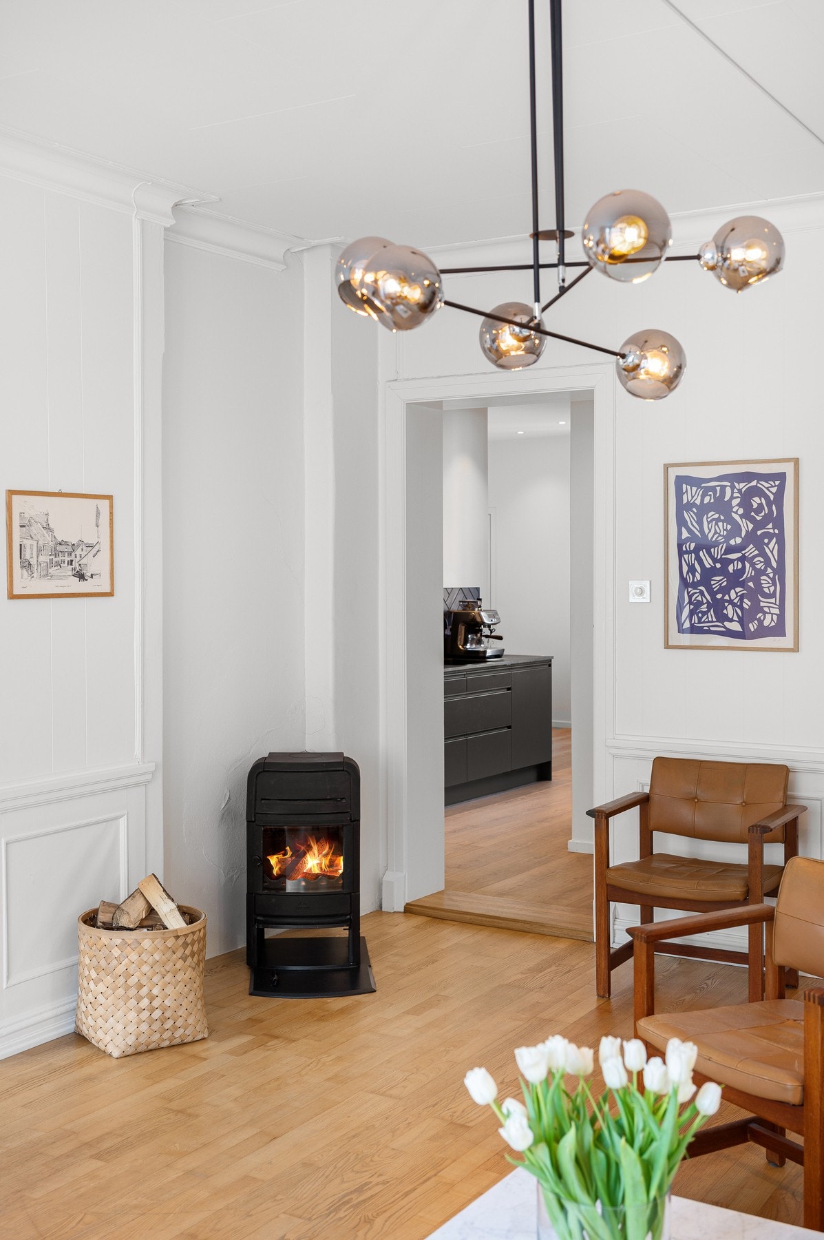 Av oppvarmingskilder har man vedovn i stua, og ellers elektrisk oppvarming. Varme i gulv i gang, på bad, på kjøkken og på hovedsoverommet. Galleribilde