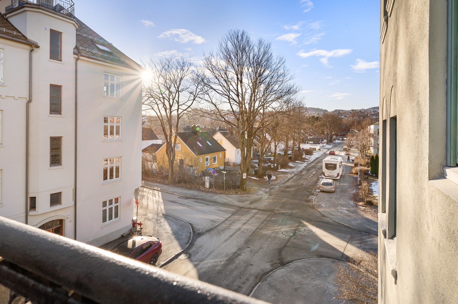 Boligområdet er kjent for å være et rolig, men samtidig meget sentralt sted å bo. Herfra kan man spasere eller sykle til det aller meste. Galleribilde