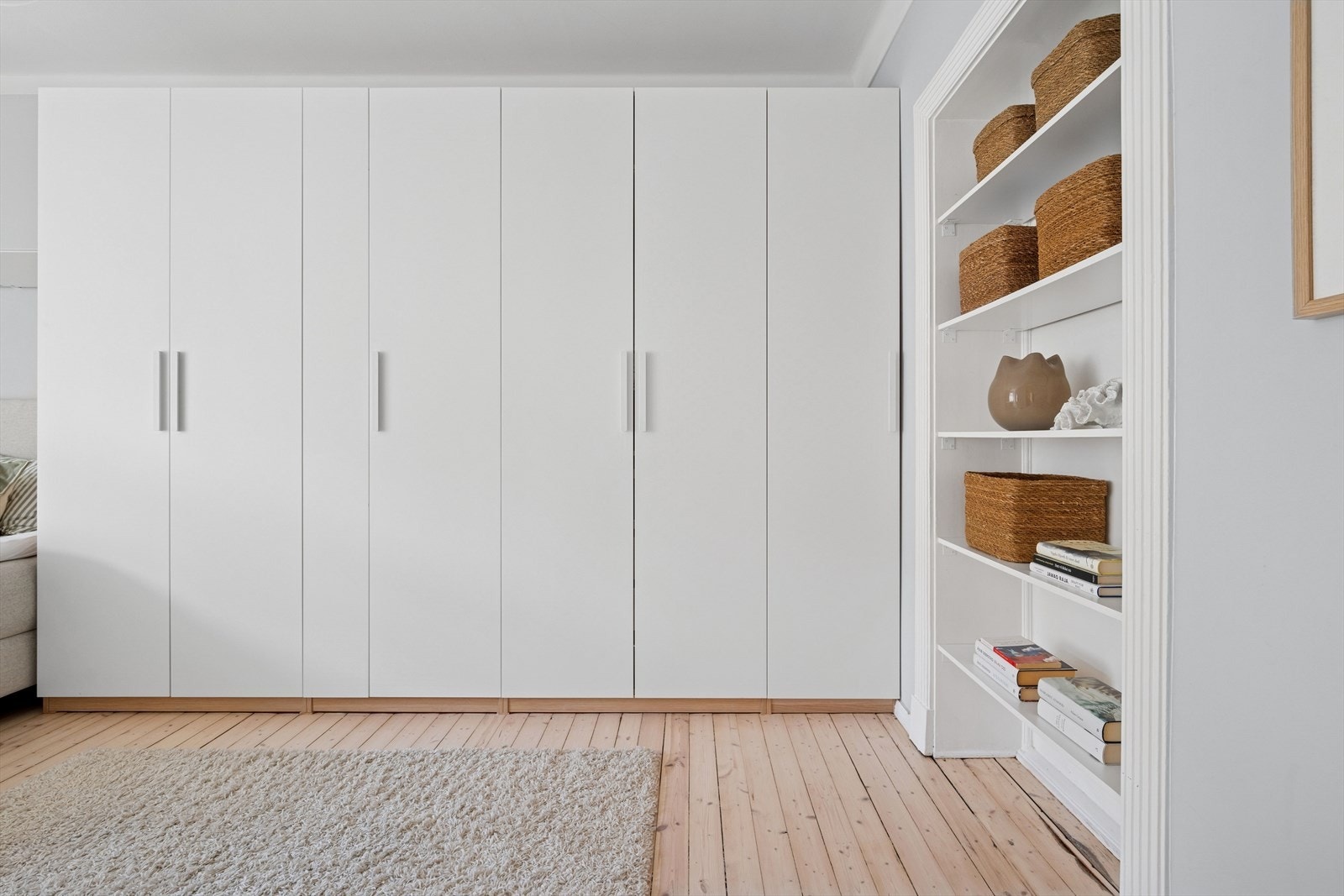 Hovedsoverommet har god plass til stort IKEA Pax-garderobeskap fra 2021 med belysning innvendig. Galleribilde