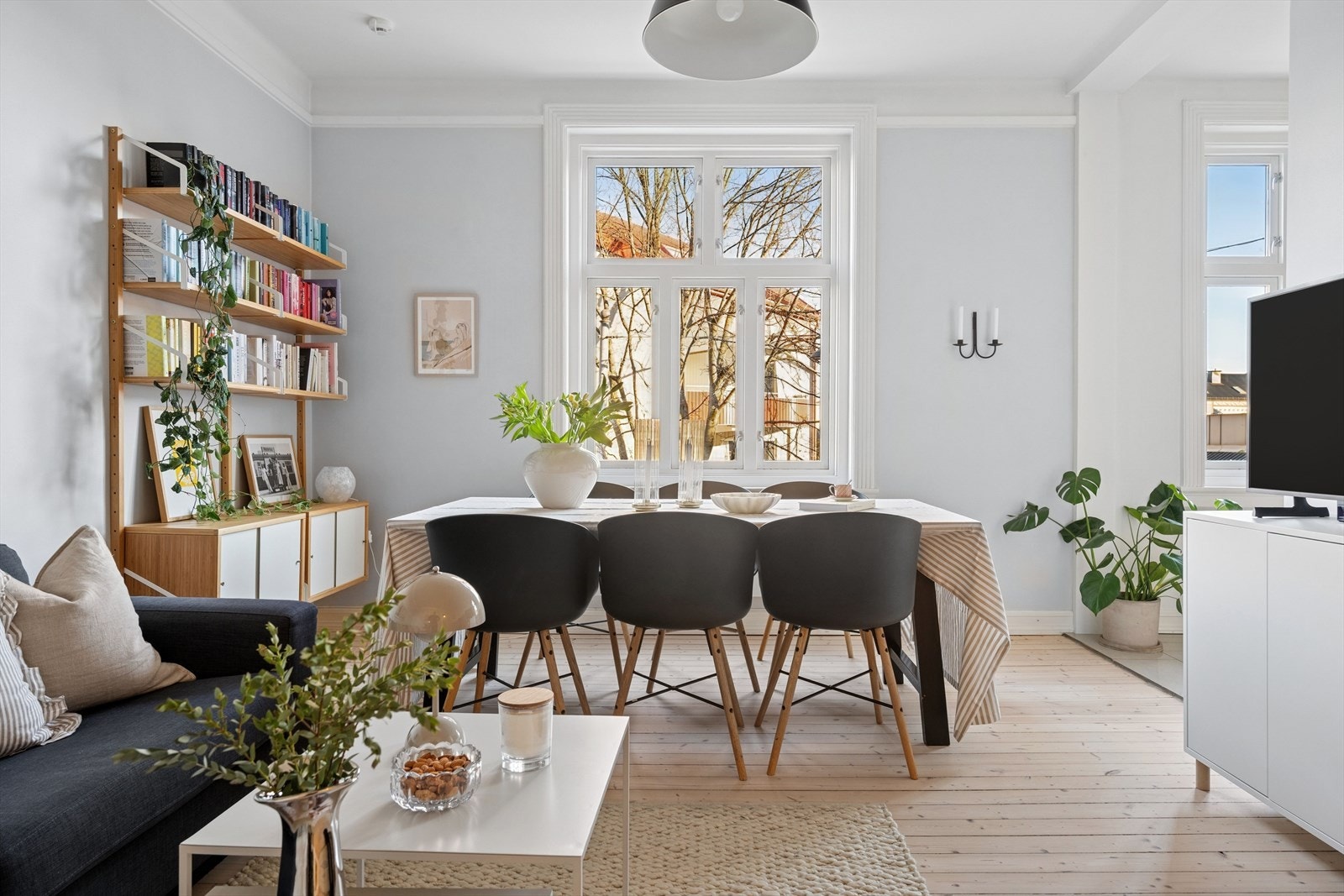 Stuen vender ut mot rolig gate med lite biltrafikk. Galleribilde