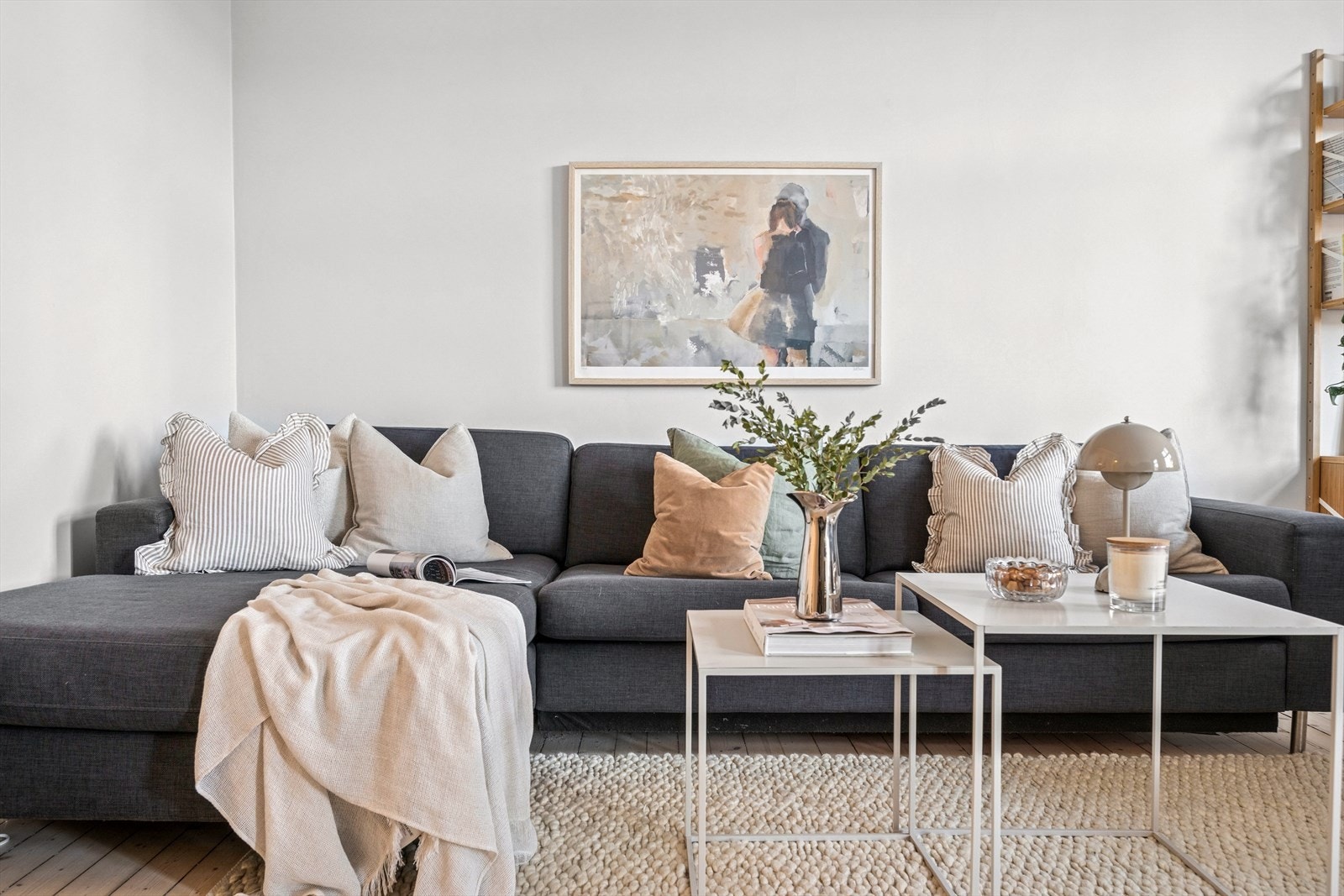 Det er god plass til sofagruppe og tv-møblement. Galleribilde