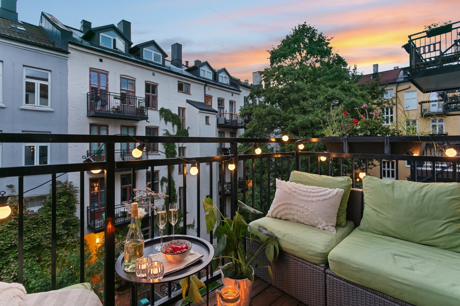 Simon Barood (467 97 302) v/DNB Eiendom har gleden av å presentere denne magiske balkongidyll på Grünerløkka! Galleribilde
