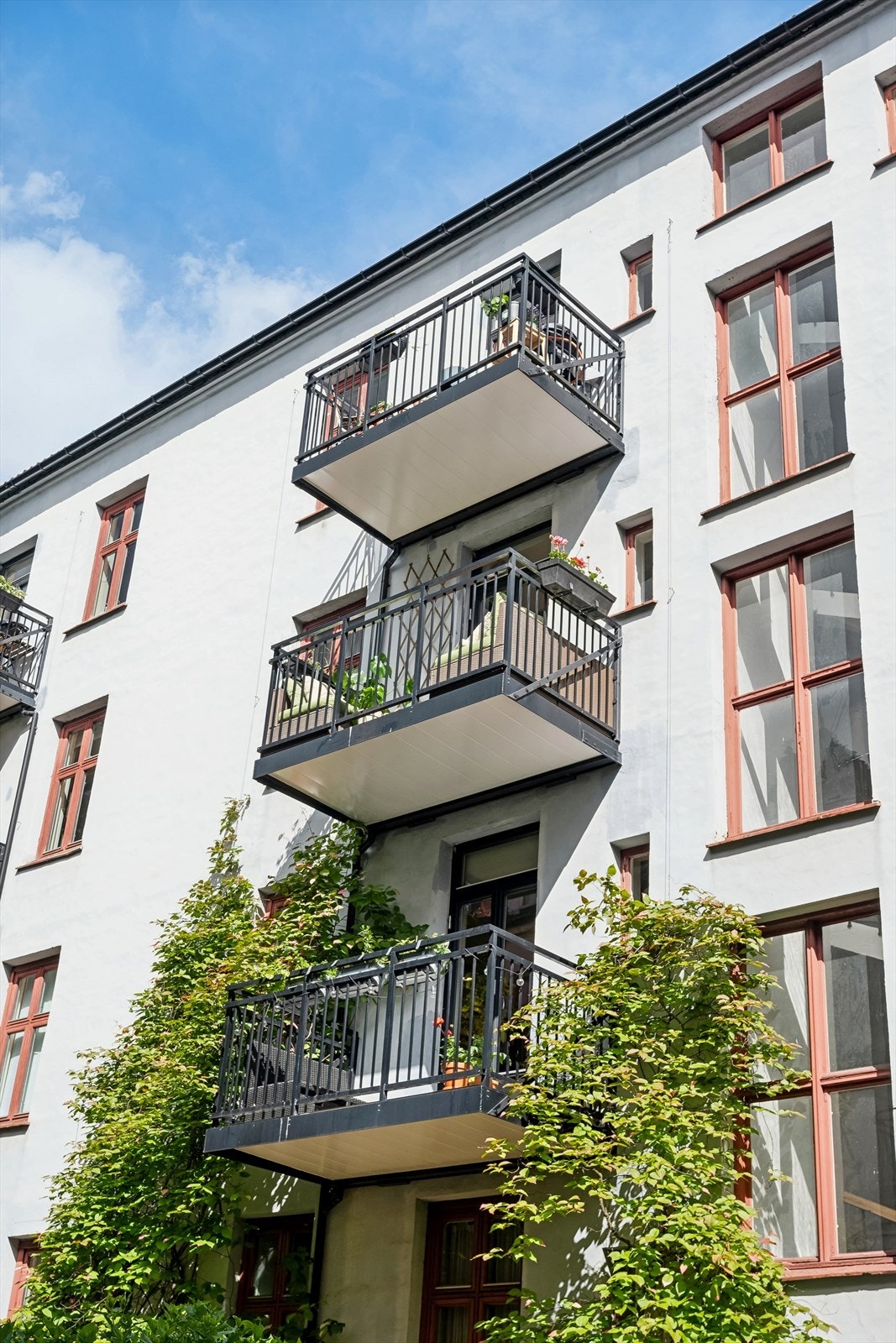 Vakker bygård fra 1913 som består av 17 andeler. Galleribilde