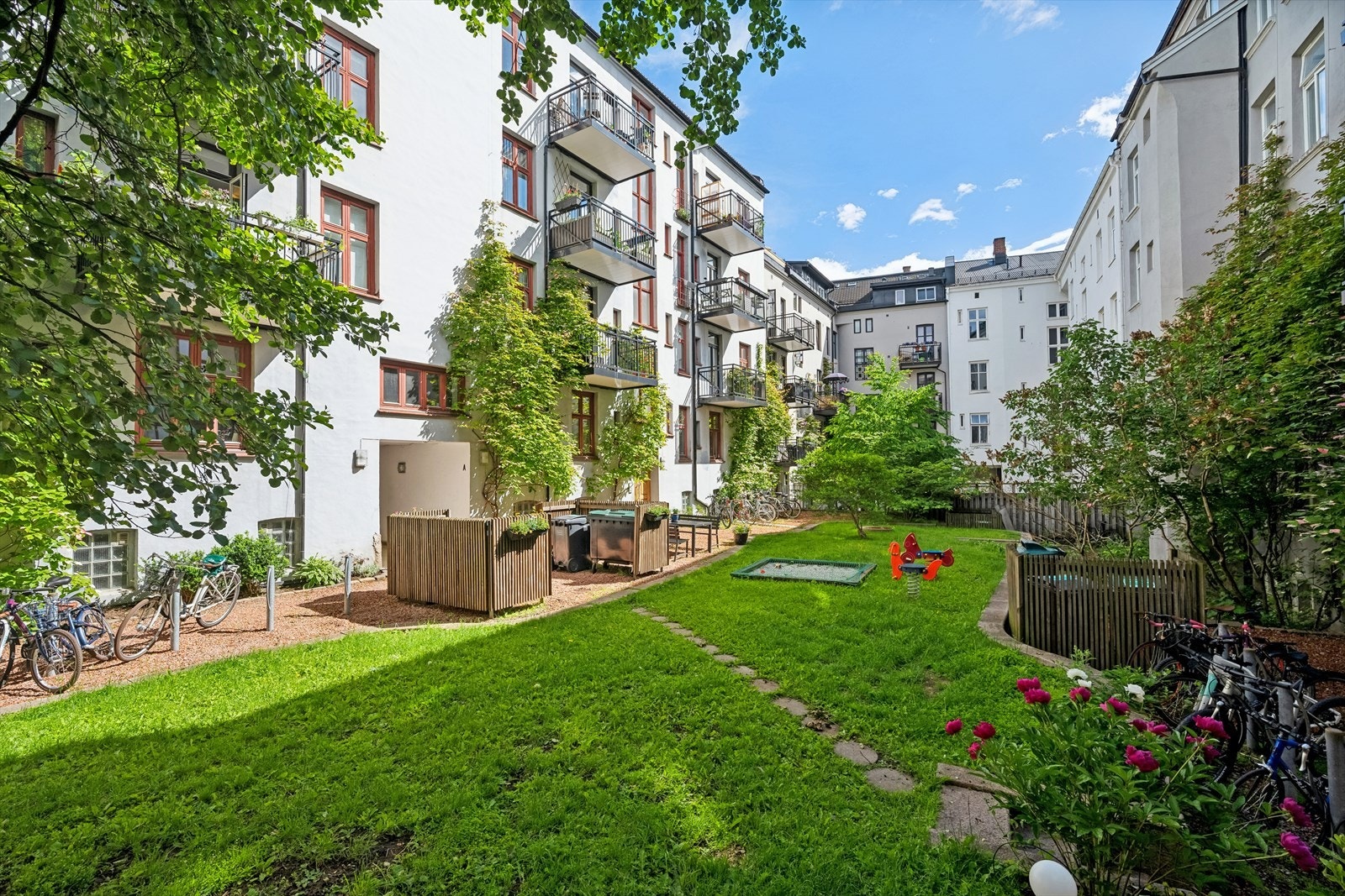 Som beboer i borettslaget har du tilgang til en idyllisk bakgård, designet av Snøhetta. Galleribilde