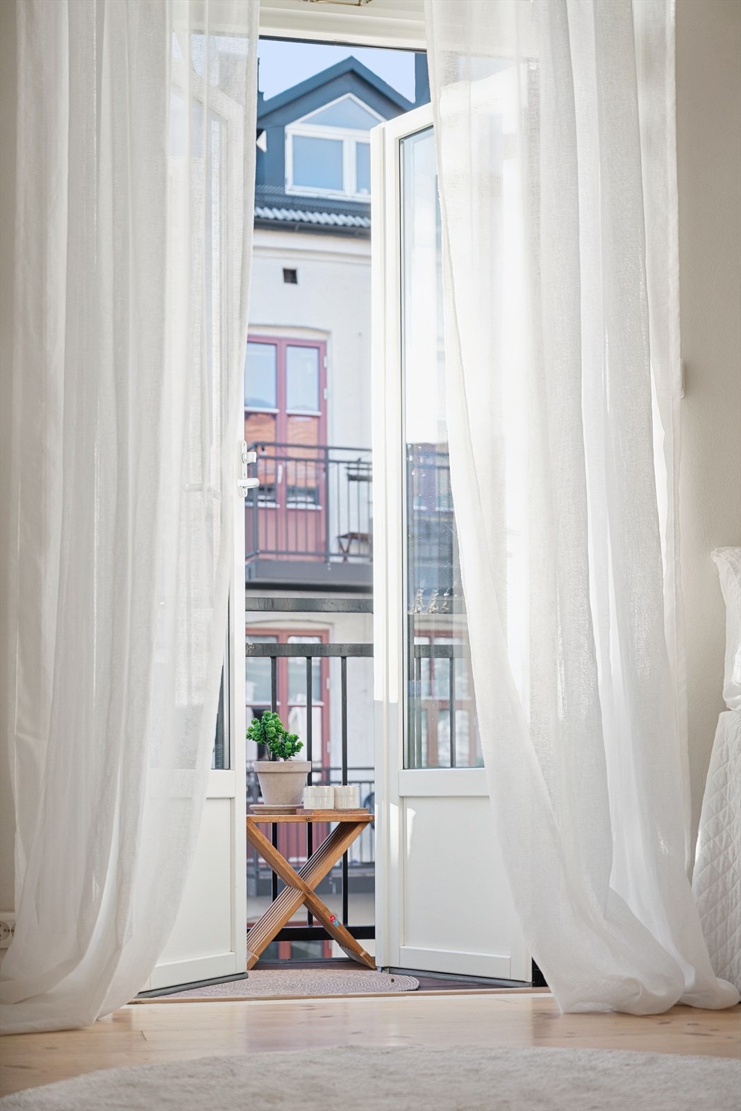 Balkongen fra soverommet er en fin forlengelse av boligen. Galleribilde