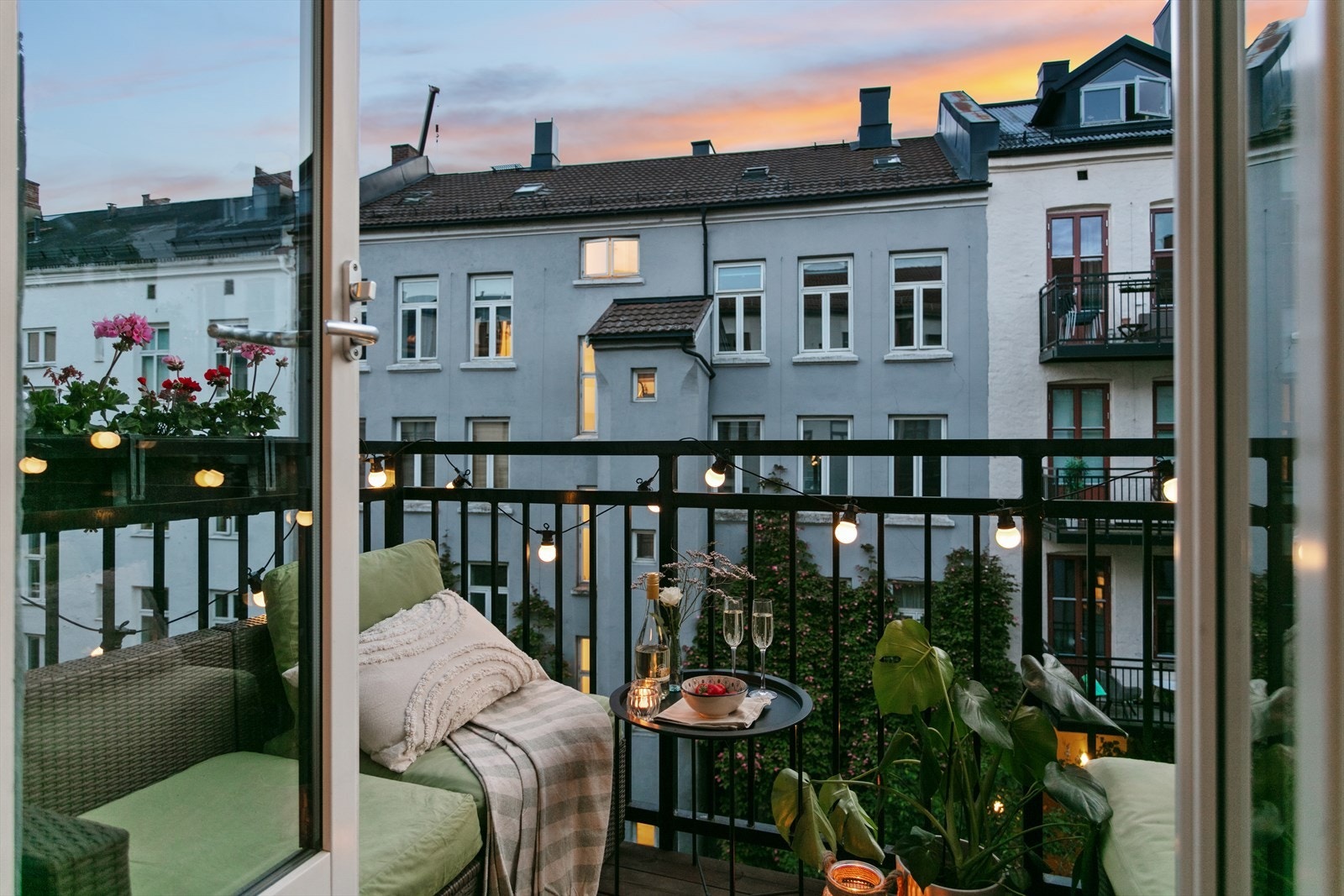 Fra soverommet har du utgang til en vestvendt balkong som vender mot bakgård. Galleribilde