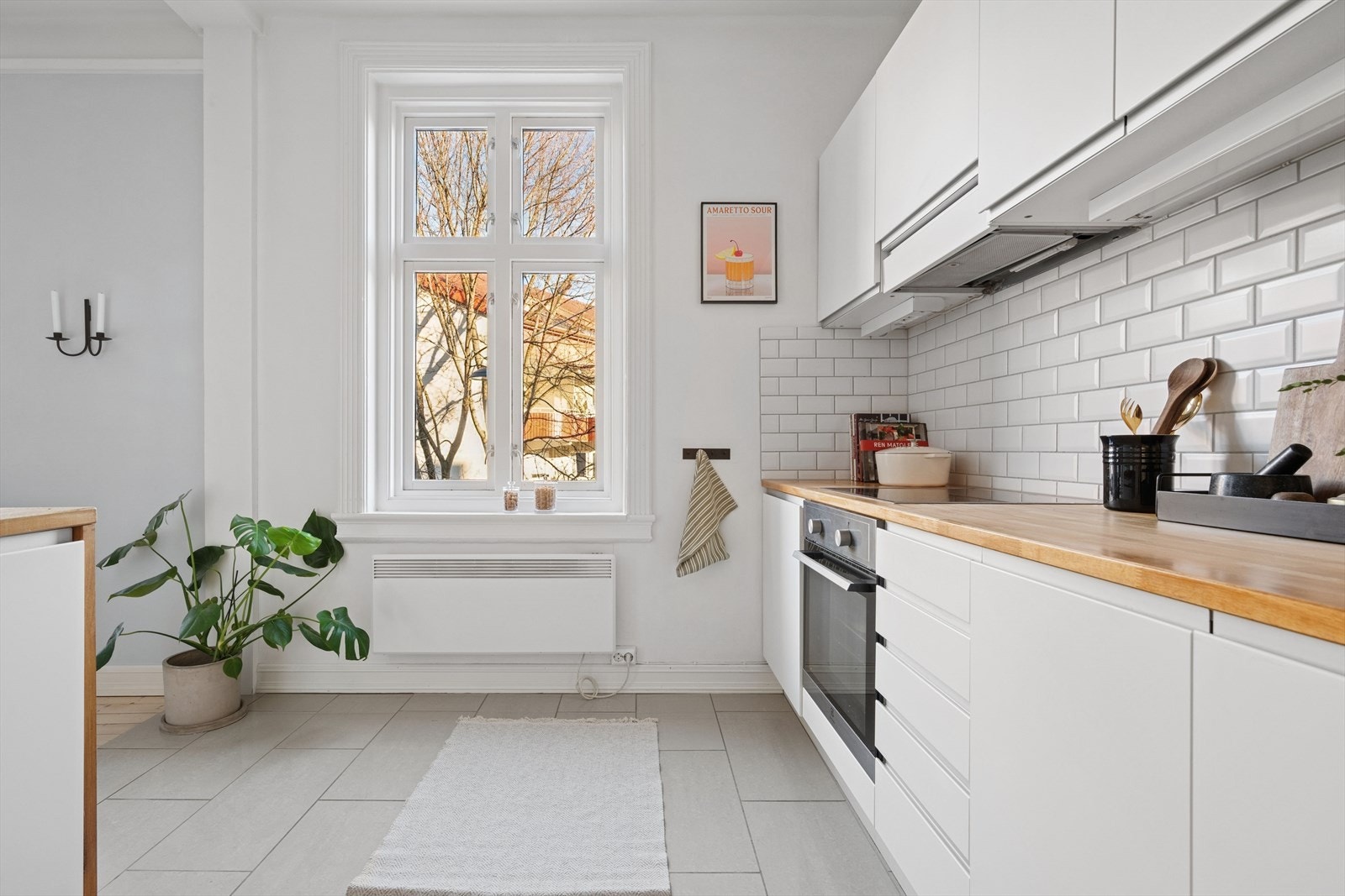 Lys og tidløs IKEA kjøkkeninnredning med god skap- og benkeplass. Galleribilde