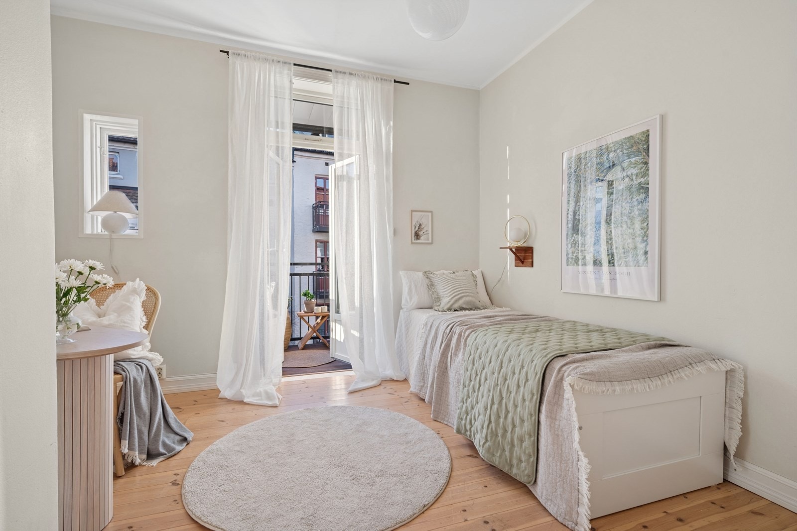 Et nydelig, romslig og lunt soverom vendt mot stille bakgård med utgang til balkong. Galleribilde