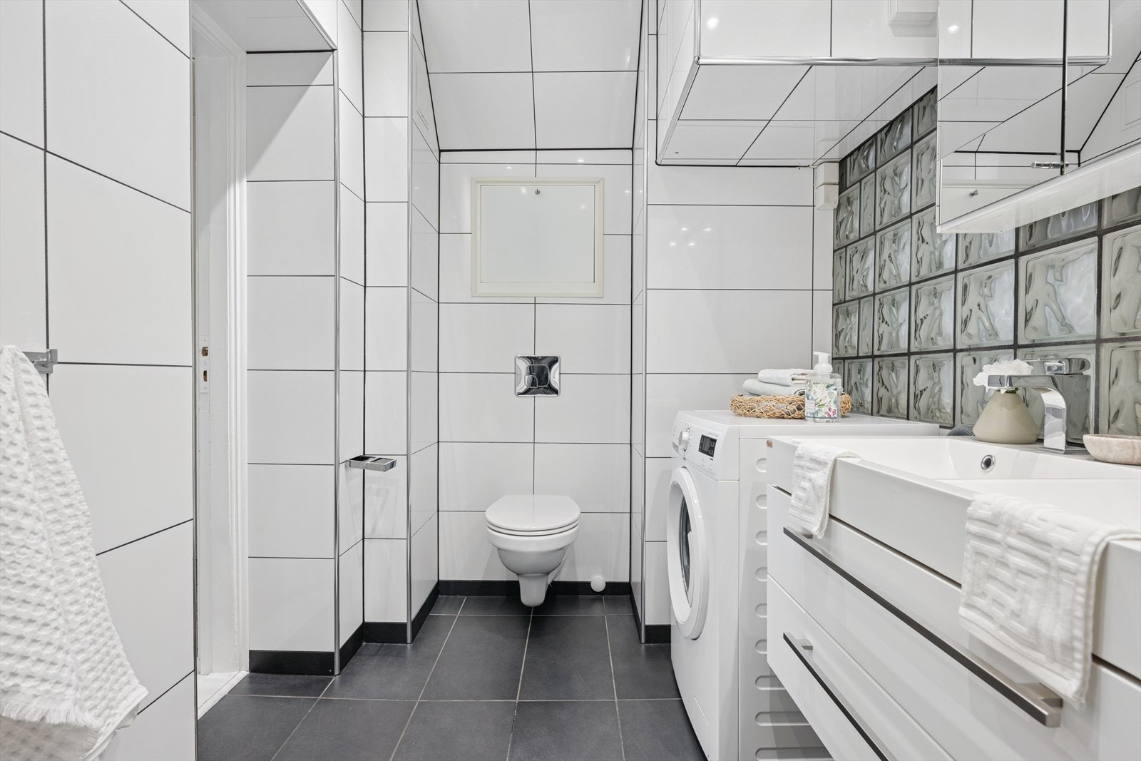 Det er avtrekk fra baderommet via elektrisk styrt vifte og tilluft via spalte under dør. Galleribilde