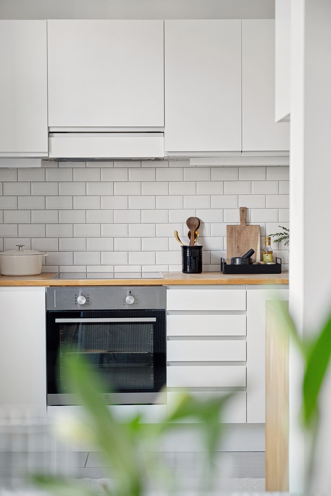 Kjøkken ligger i delvis åpen løsning mot stuen. Galleribilde