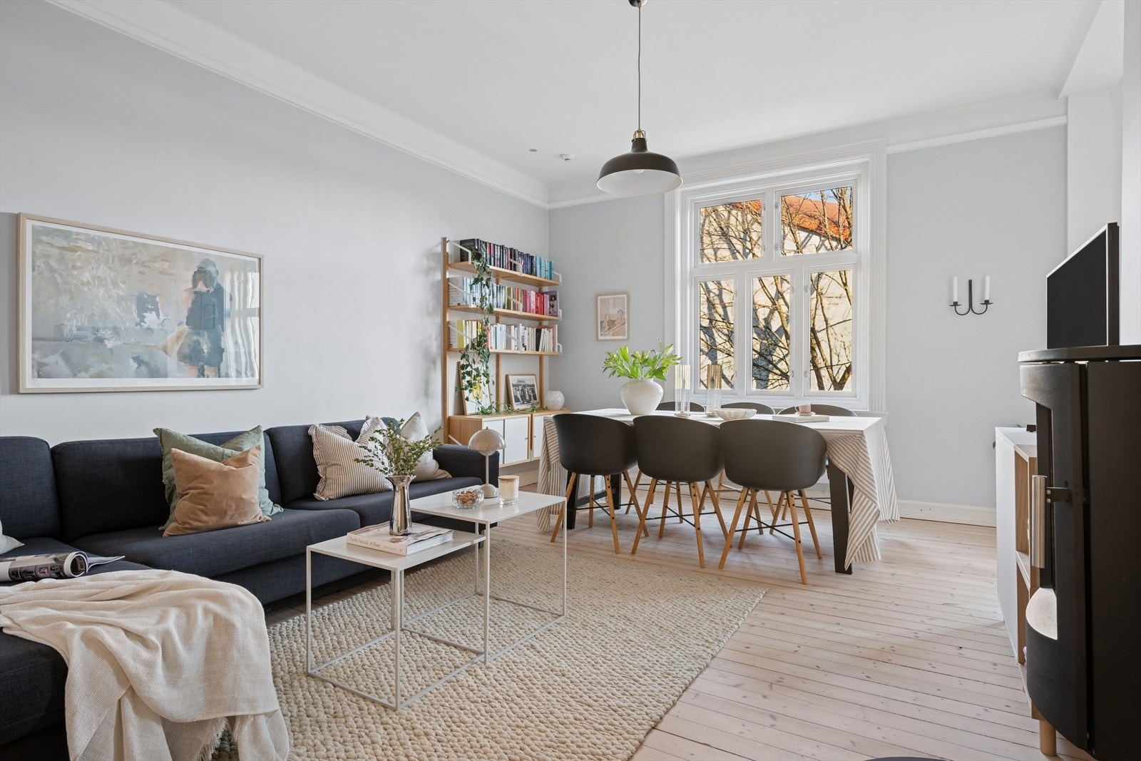 Romslig og lys stue med god himlingshøyde på ca. 2,8 m. Galleribilde