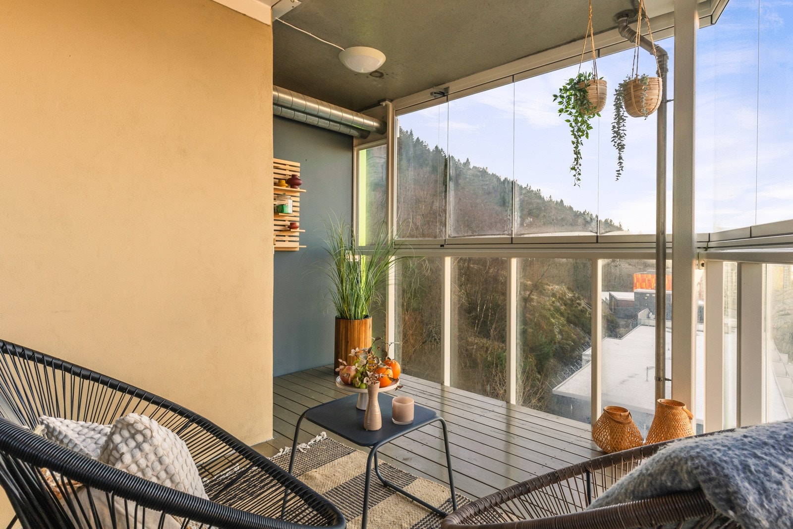 Ut fra stuen er det tilgang til leilighetens innglasset balkong som måles til 10 kvm. Galleribilde