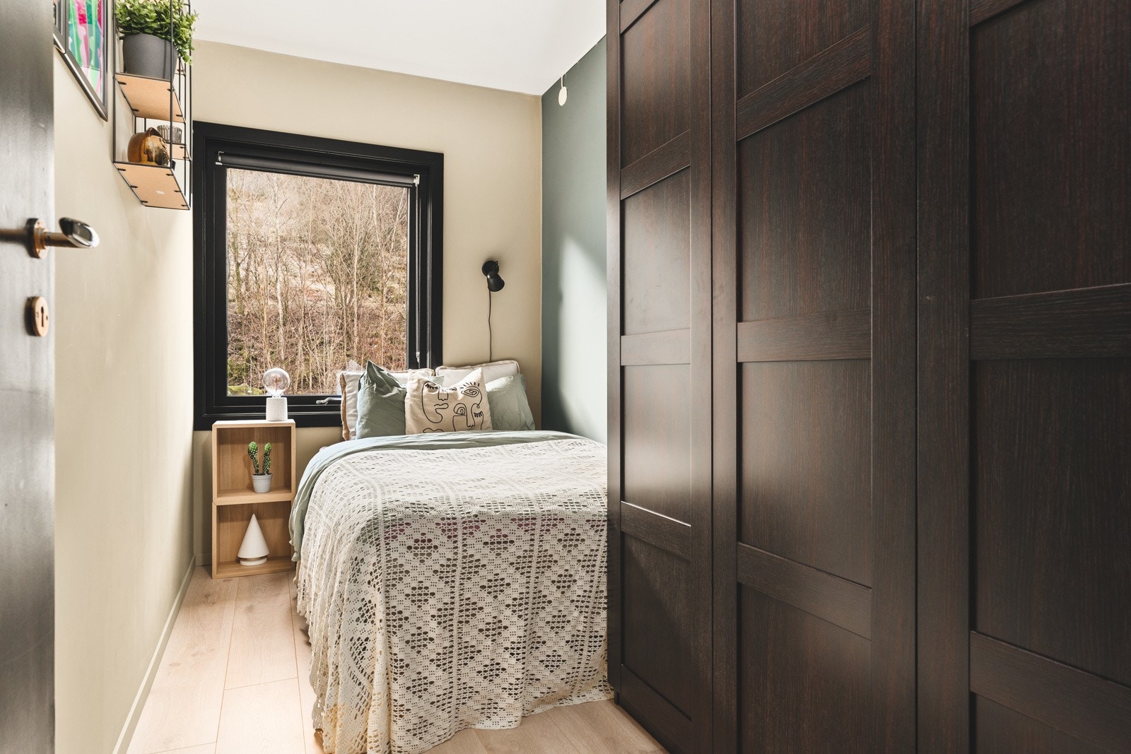 Soverom nummer to måles til 6 kvm. Her er det plass til seng og garderobeskap. Galleribilde