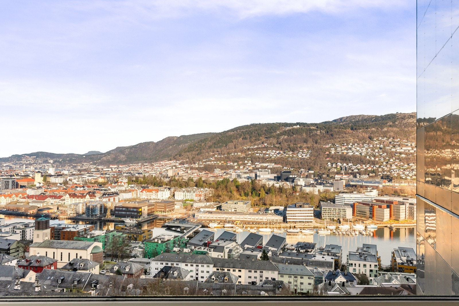 Utsikt mot Puddefjorden, Bergen sentrum og Fløyen. Galleribilde