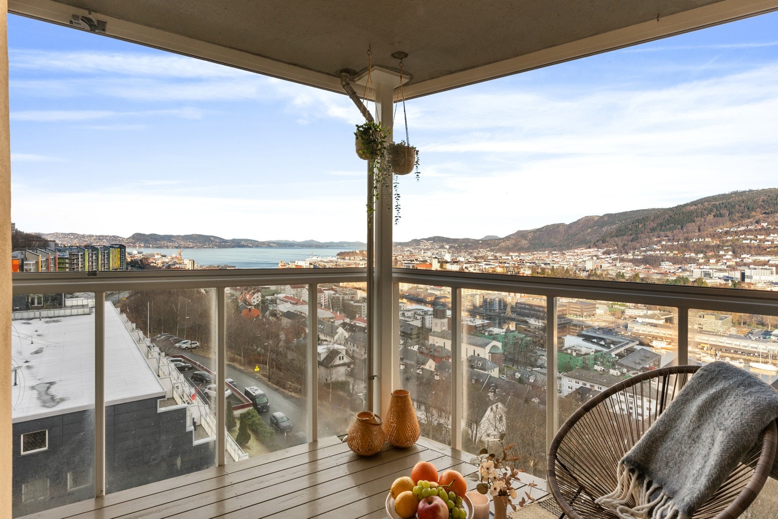 Om sommeren blir balkongen til en naturlig forlengelse av stuen og fungerer som et trivelig oppholdsrom. Galleribilde