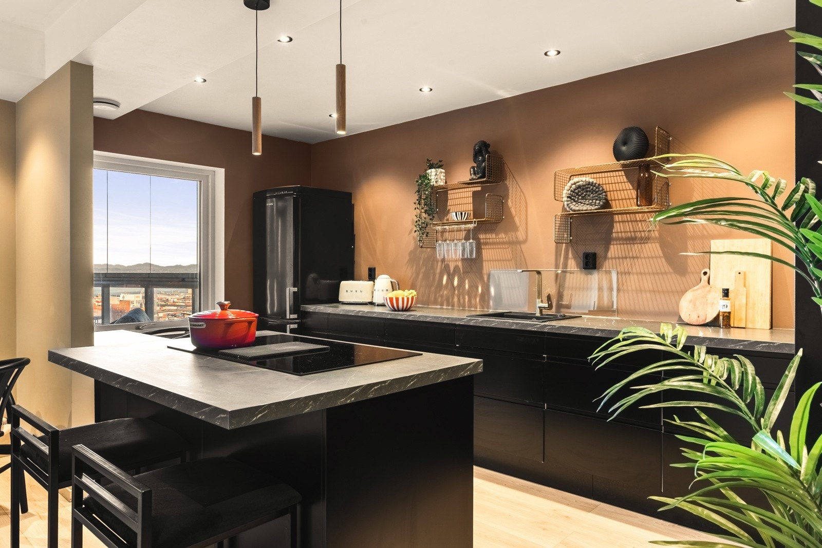 Stuen/kjøkkenet har en kjøkkenøy som fungerer ypperlig både til matlaging og som en sosial plass. Galleribilde