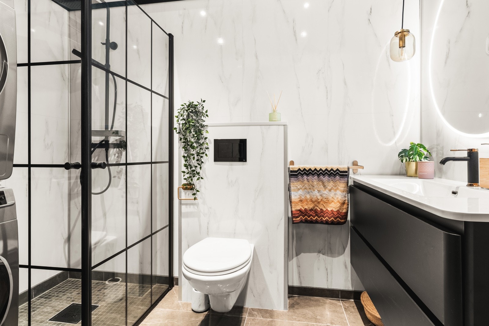 Badet ble pusset opp i 2021 og måles til hele 6 kvm. Galleribilde