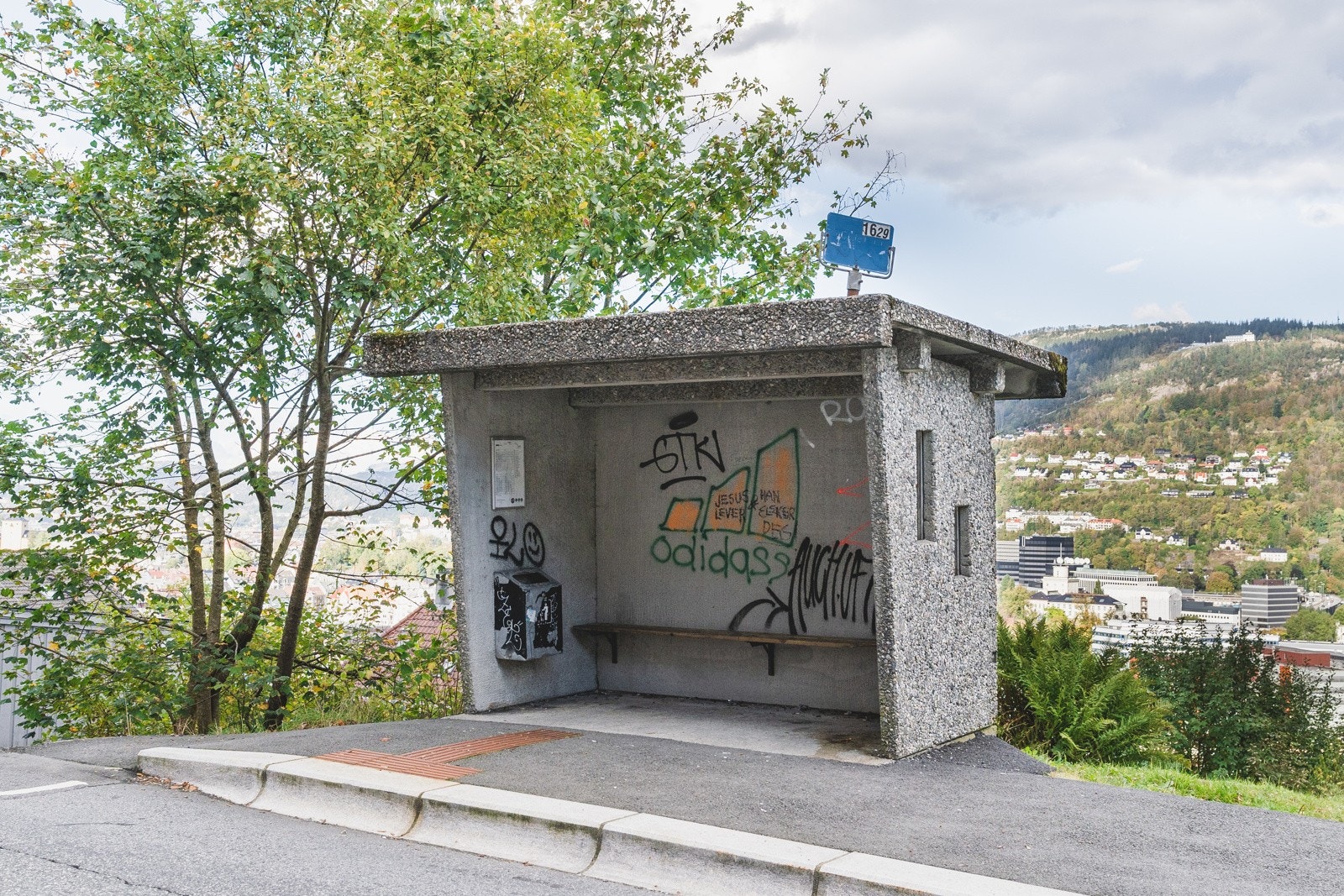 Buss nr. 10 har hyppige avganger og tar ca. 7 minutter til Bergen sentrum. Galleribilde