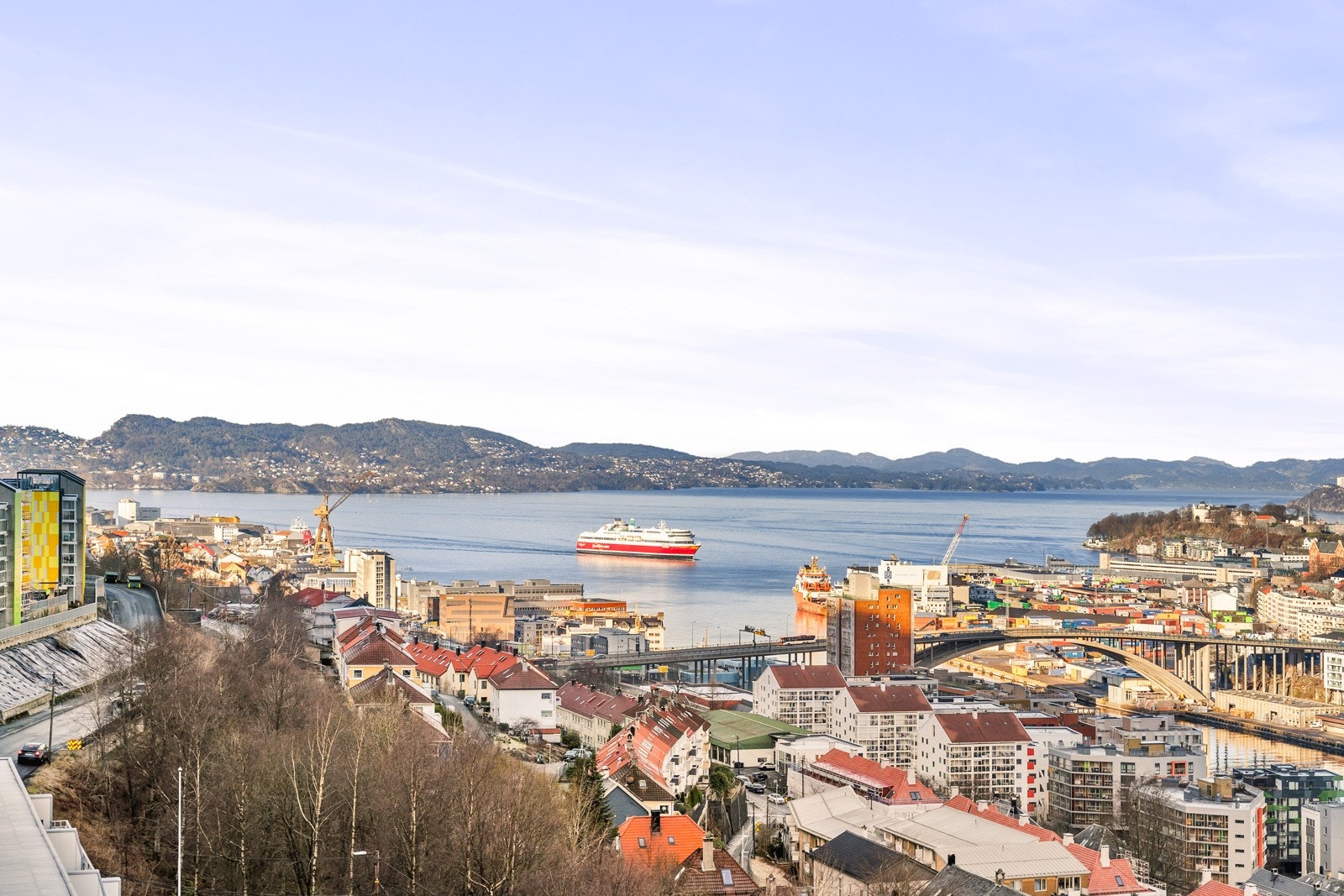 Her har du en fantastisk utsikt utover innselingen, Bergen sentrum og Fløyen. Galleribilde