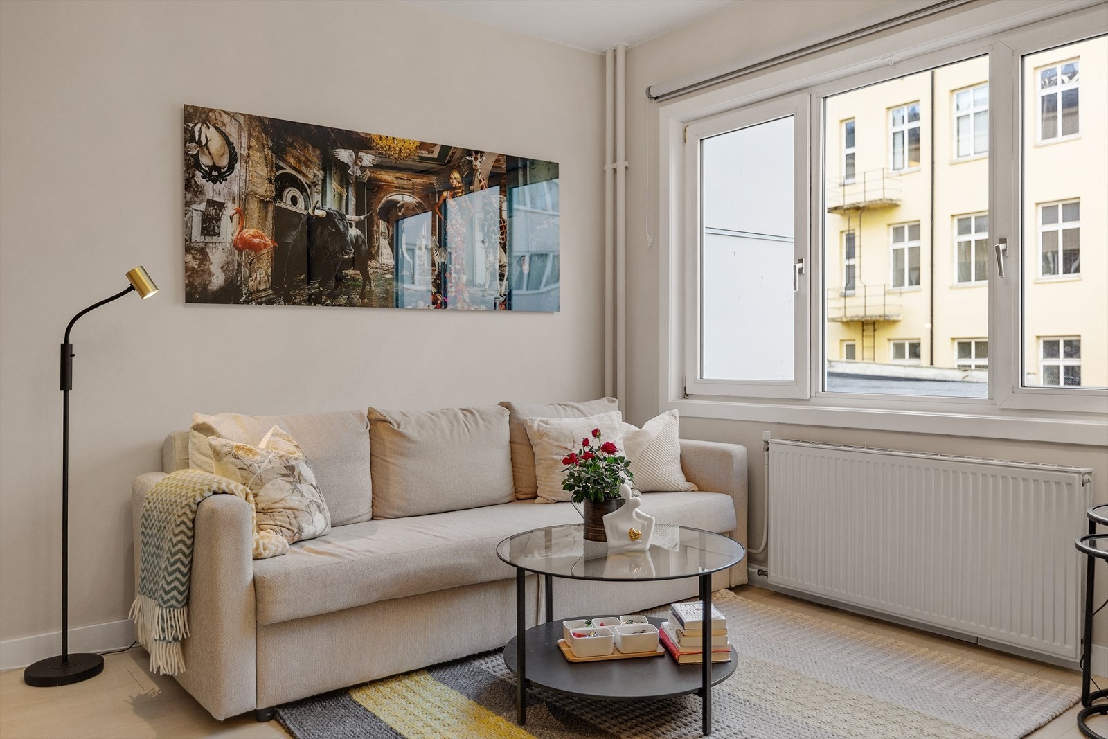 Leiligheten er malt i lune og behagelige farger. Det er god plass til en stor sofagruppe. Galleribilde