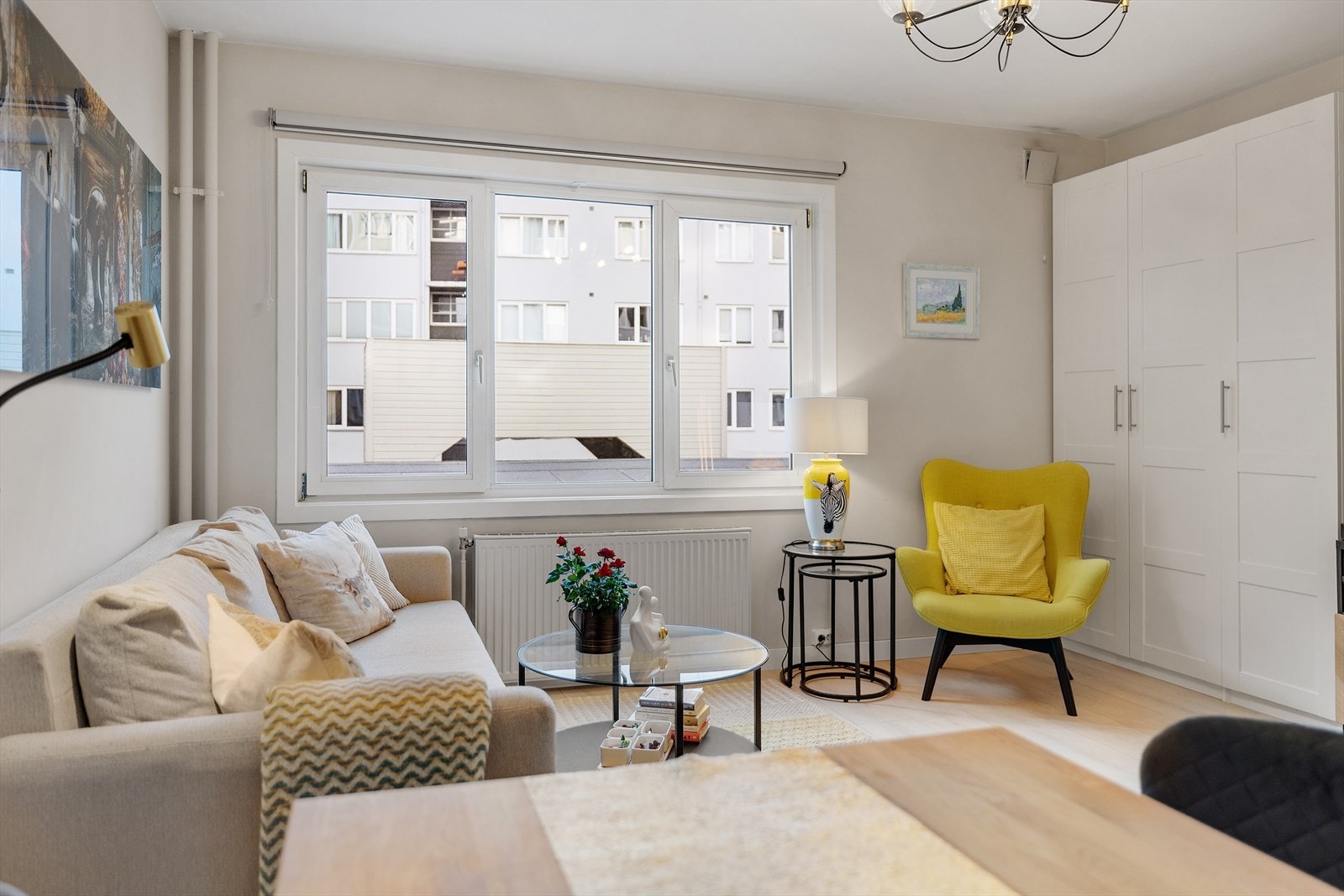 De store vinduene slipper inn rikelig med naturlig lys. Leiligheten vender ut mot rolig område. Galleribilde