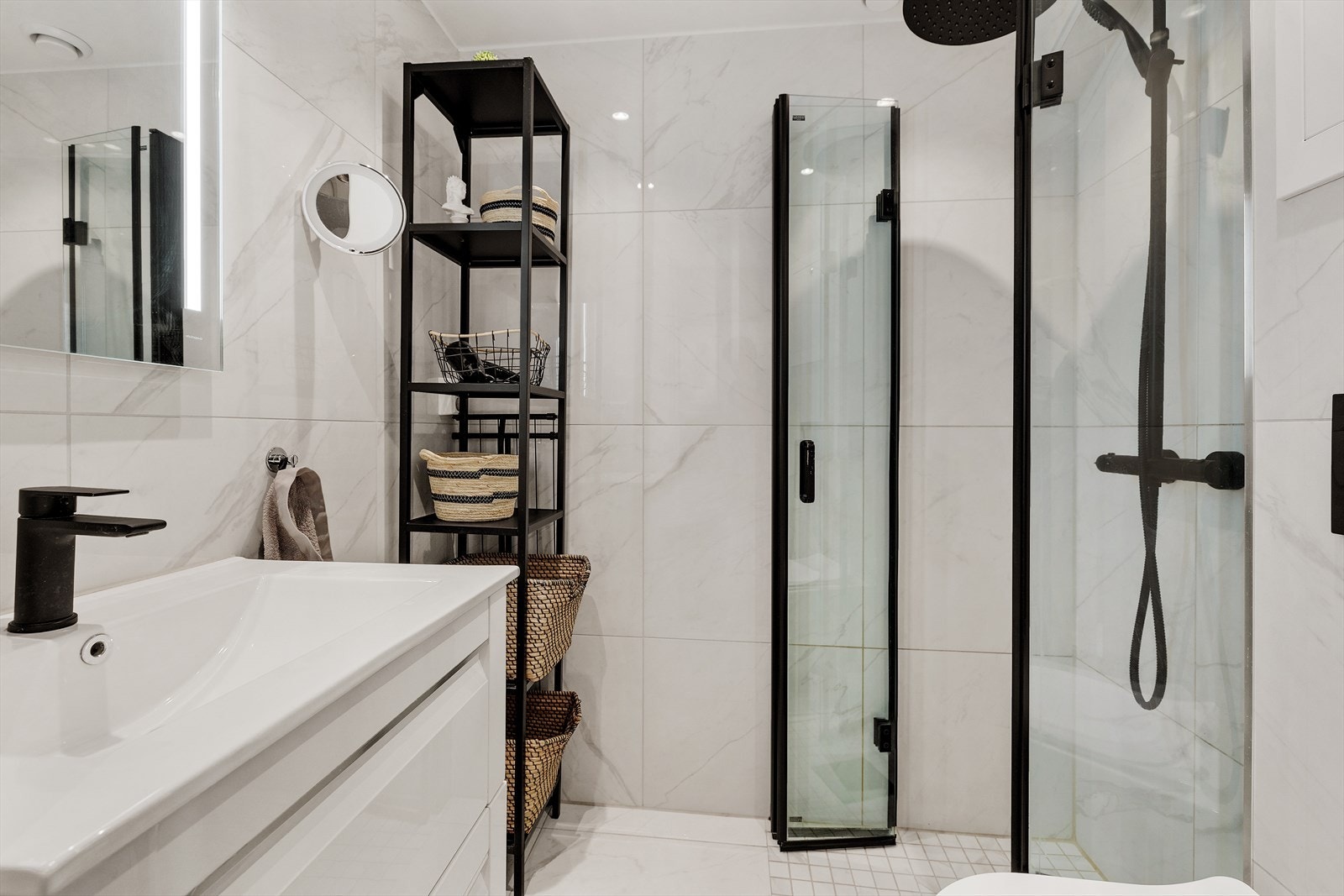 Gulv og vegger er flislagt i lyse og tidsriktige farger. Rommet har elektriske varmekabler. Galleribilde