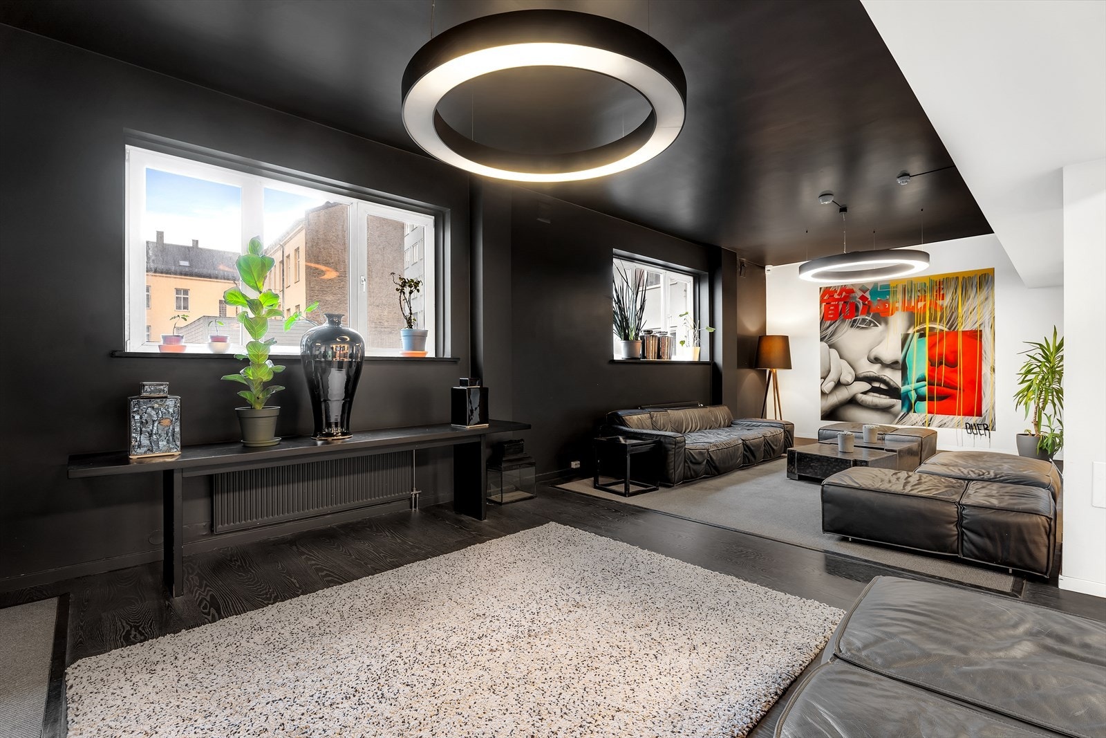 I inngangspartiet finner du et stort rom med sofa og diverse. Galleribilde