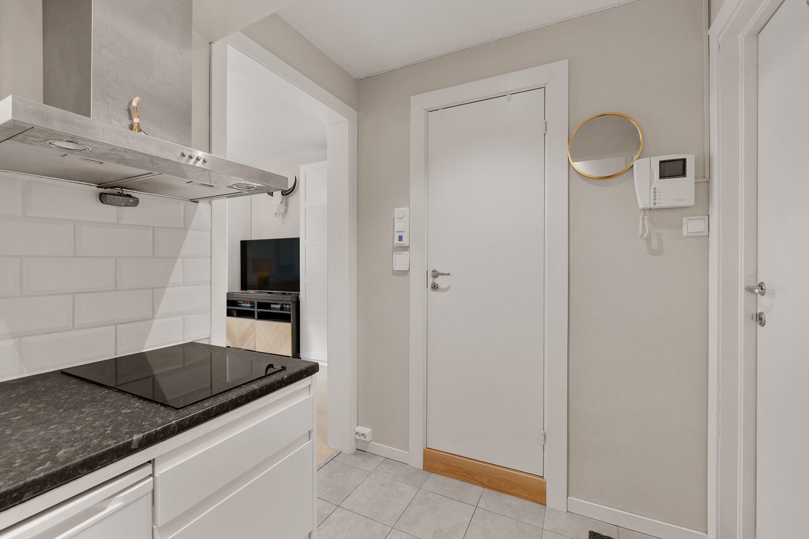 Et pent inngangsparti med god plass til å henge fra seg yttertøy. Galleribilde