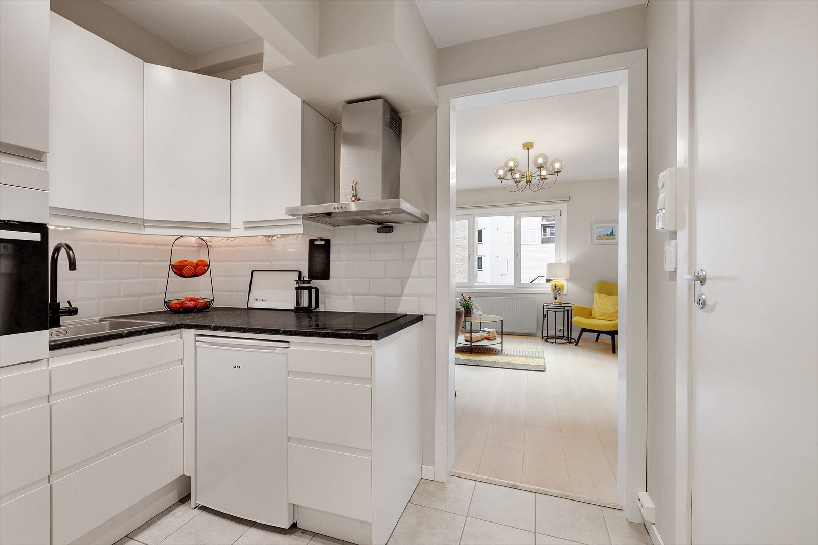 Integrerte hvitevarer: induskjontopp og ovn, samt komfyrvakt. Galleribilde