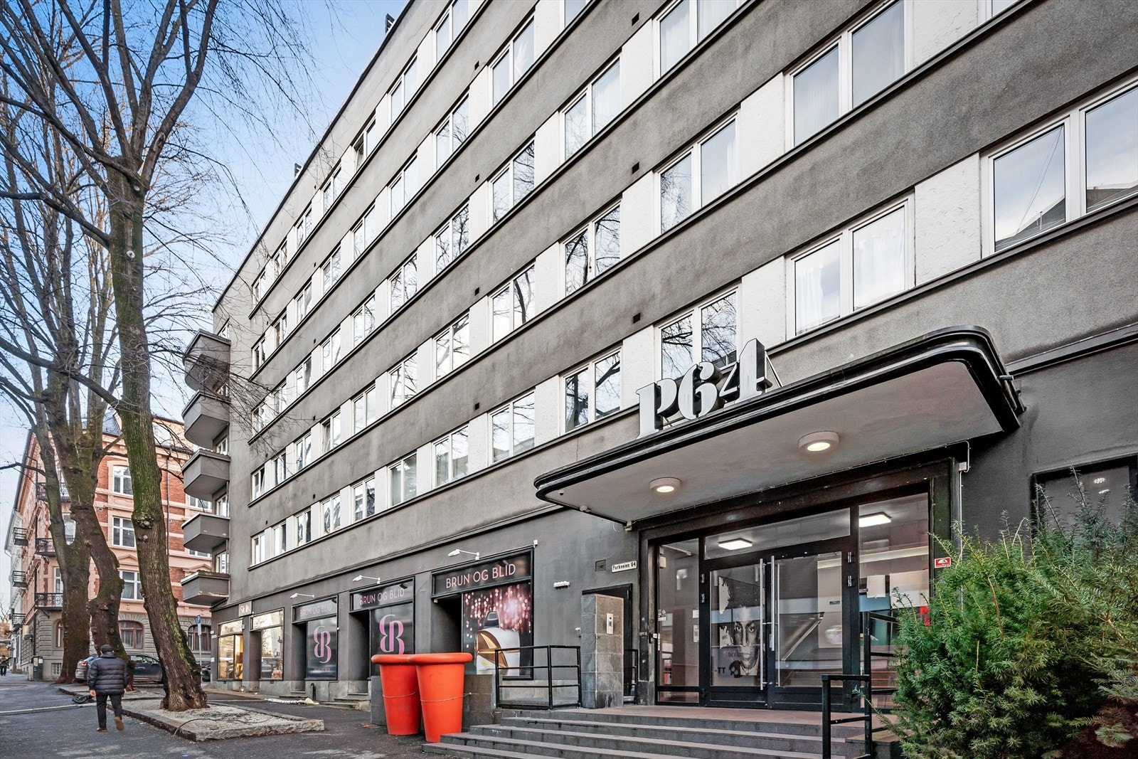 Bygget har et pent opparbeidet inngangsparti. Galleribilde