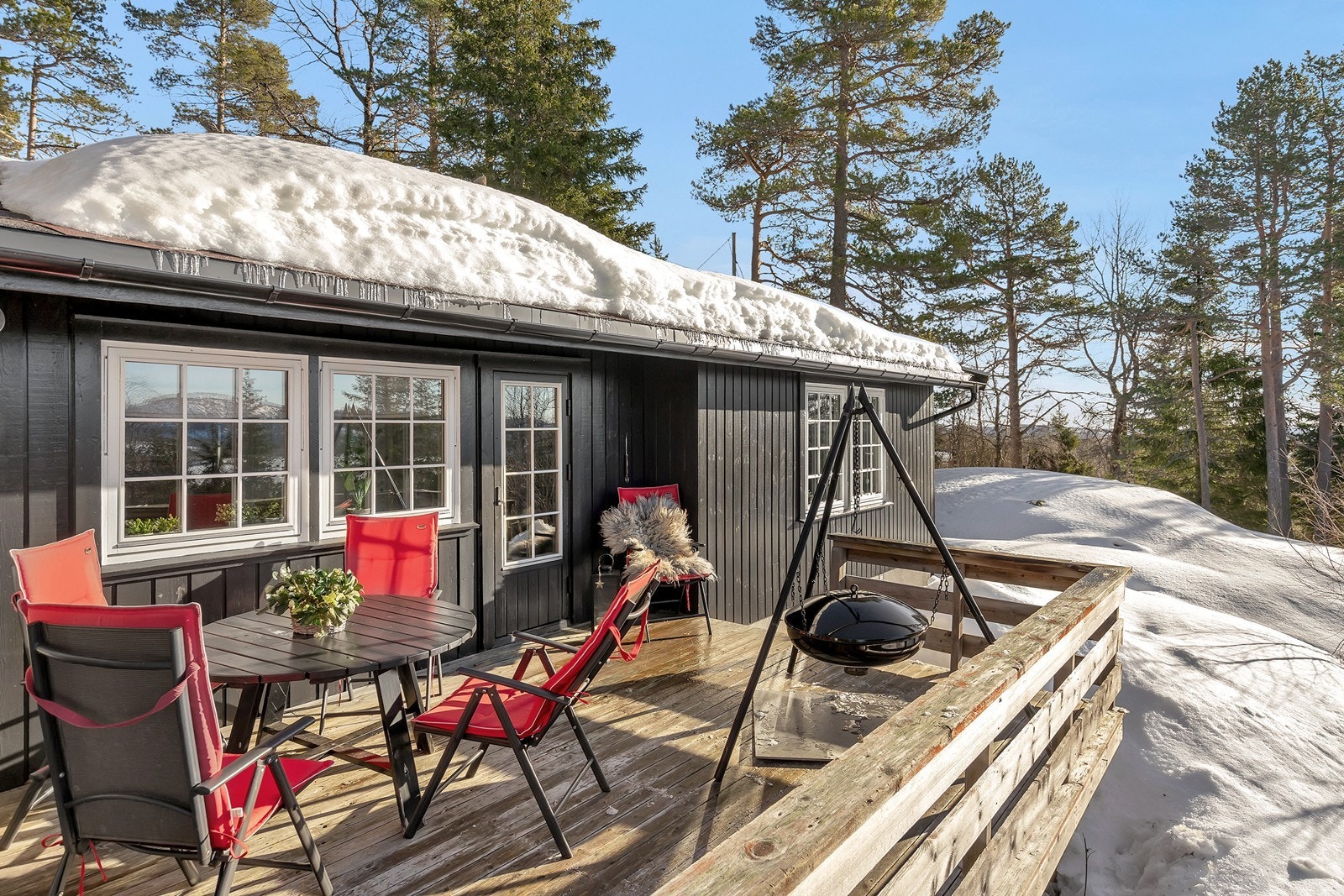Hytte med solrik terrasse, omkranset av vakker natur. Perfekt for avslapning og hygge året rundt. Galleribilde