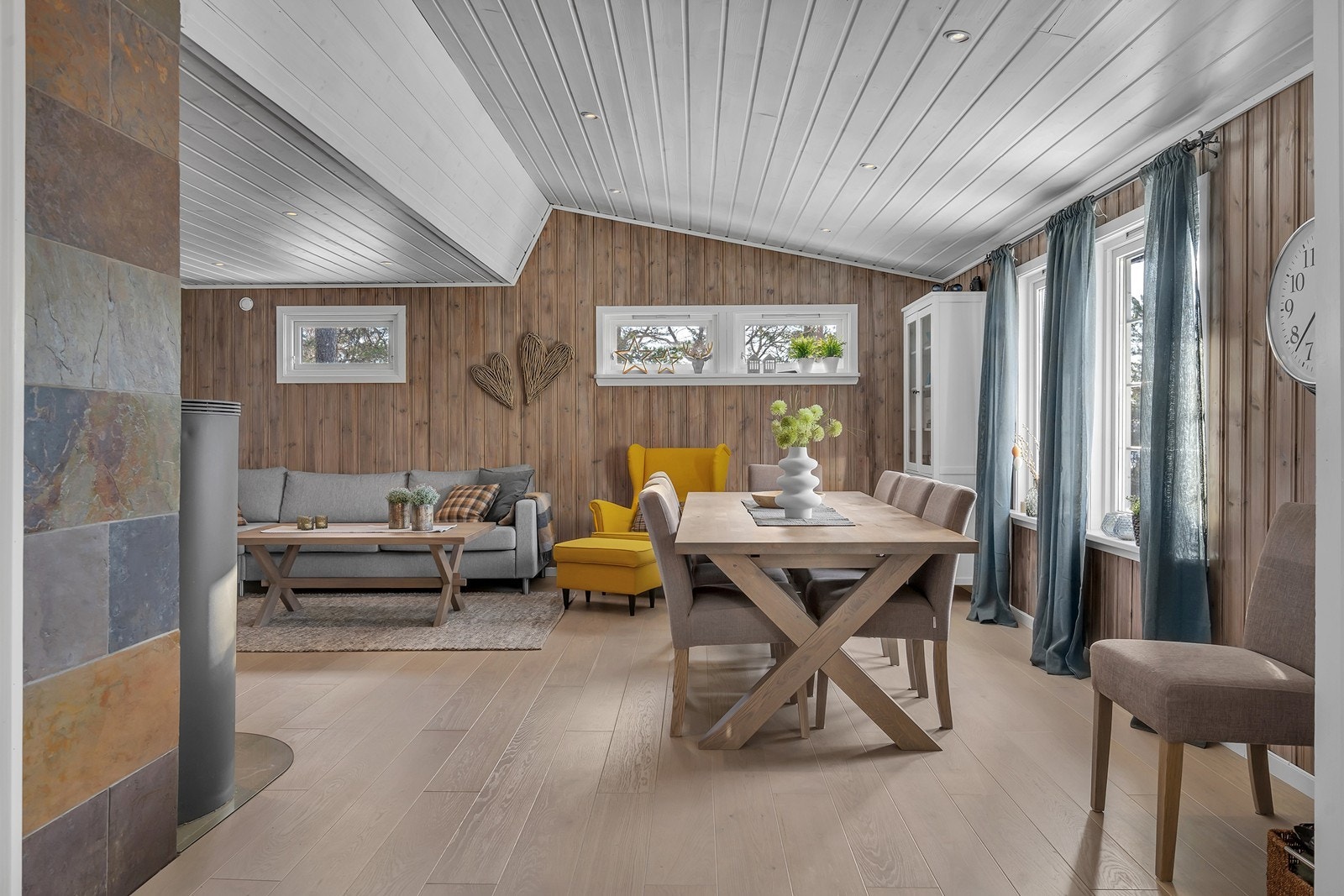 Lys og romslig stue med store vinduer og moderne detaljer. Perfekt for sosiale sammenkomster og avslappende stunder. Galleribilde