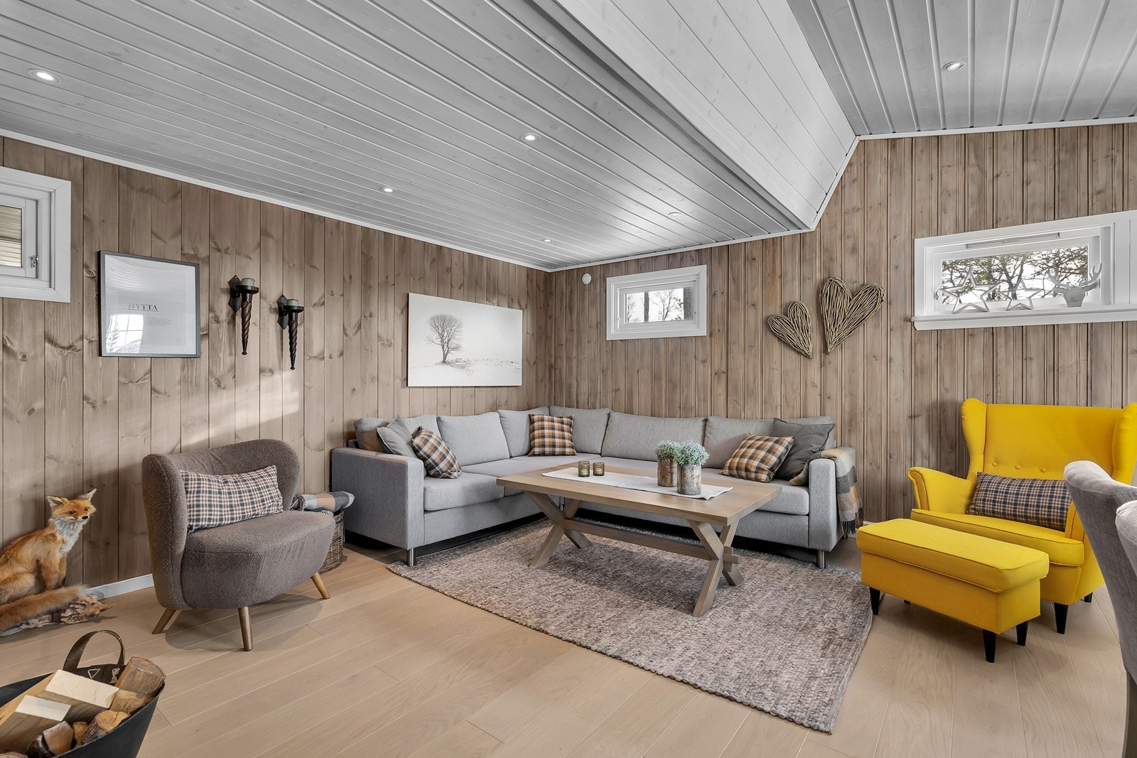 Lys og innbydende stue med lune materialvalg Galleribilde